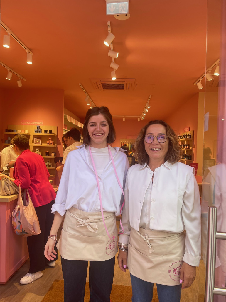 Dorothée Demaret et Maud Remazeilles devant leur boutique toute rose, avec ses bougies dans de charmants pots rappelant les confitures d’antan.