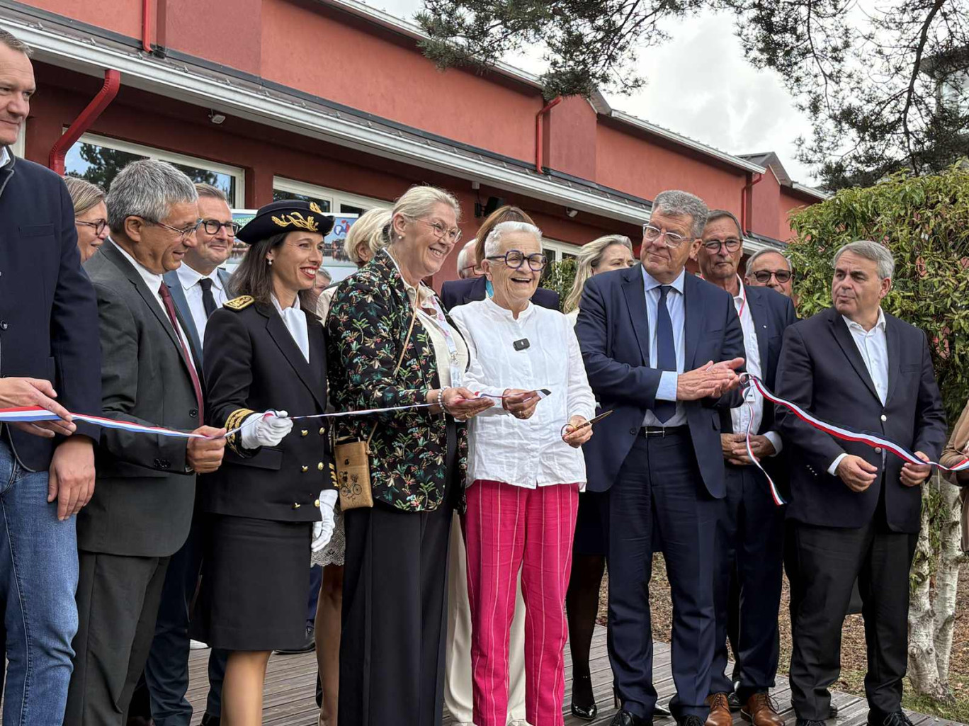 Carole Ribeiro, présidente de l'Union de maires de l'Aisne (au centre) avec François Gatel, ministre déléguée chargée de la Ruralité, du Commerce et de l'Artisanat. (c) Morgan Gheeraert