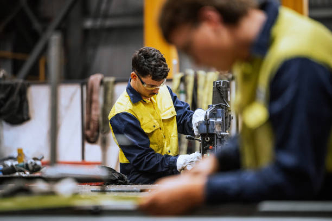 Devant faire face à des besoins importants en recrutement, le secteur industriel doit séduire les jeunes. 