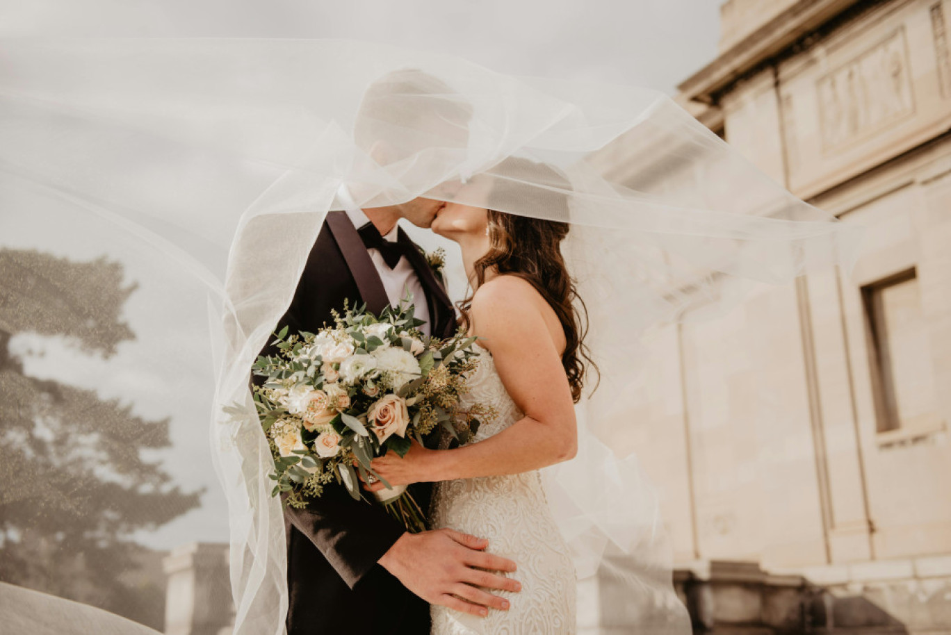 Les couples se marient plus tard et rêvent d&#039;un événement qui leur ressemble. © pexels  