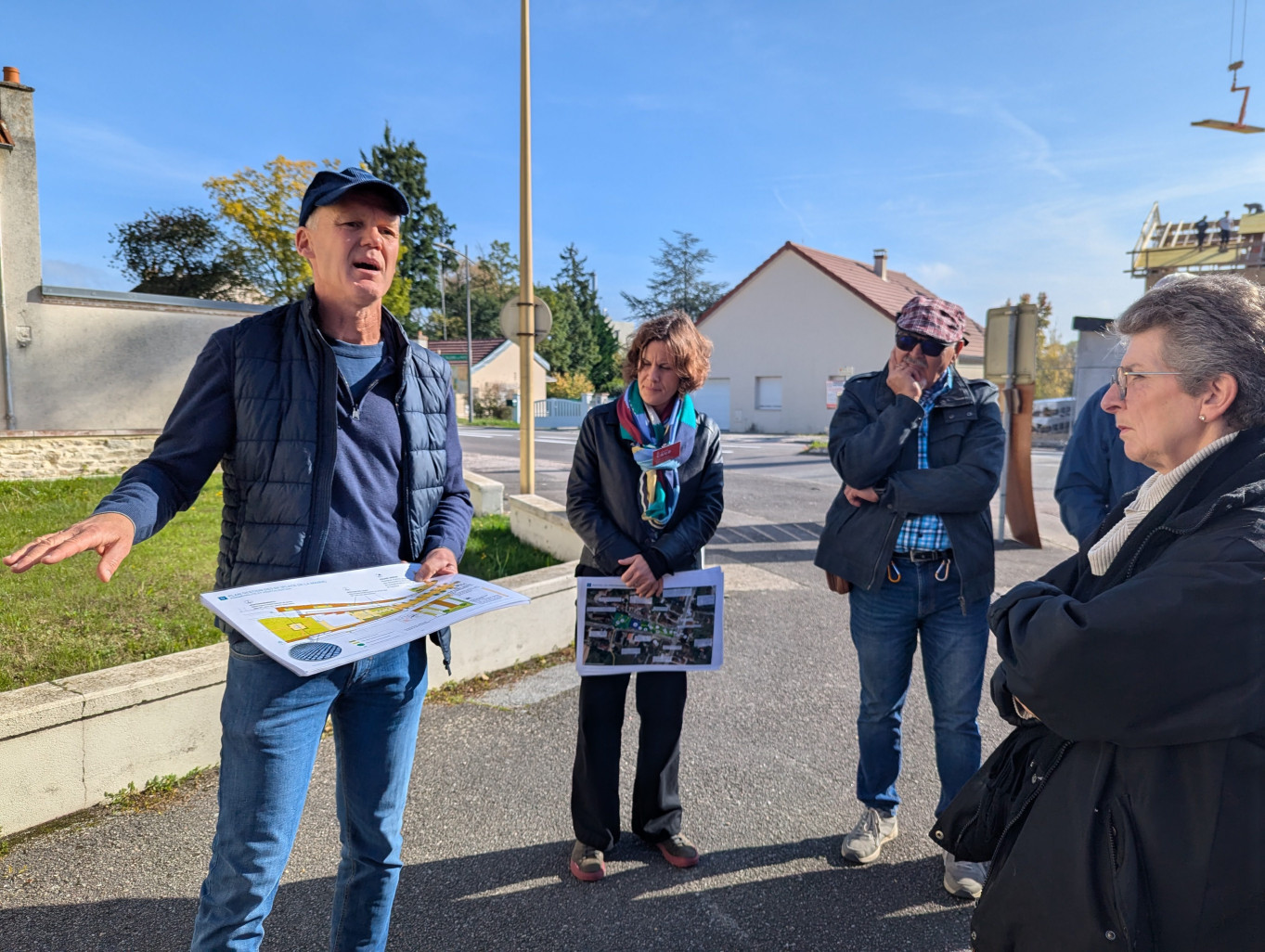 Ce 10 octobre, Cédric Vautier, maire de Villers-les-Pots, a détaillé son projet de réaménagement de la place au cœur de son village. © Aletheia Press / Nadège Hubert