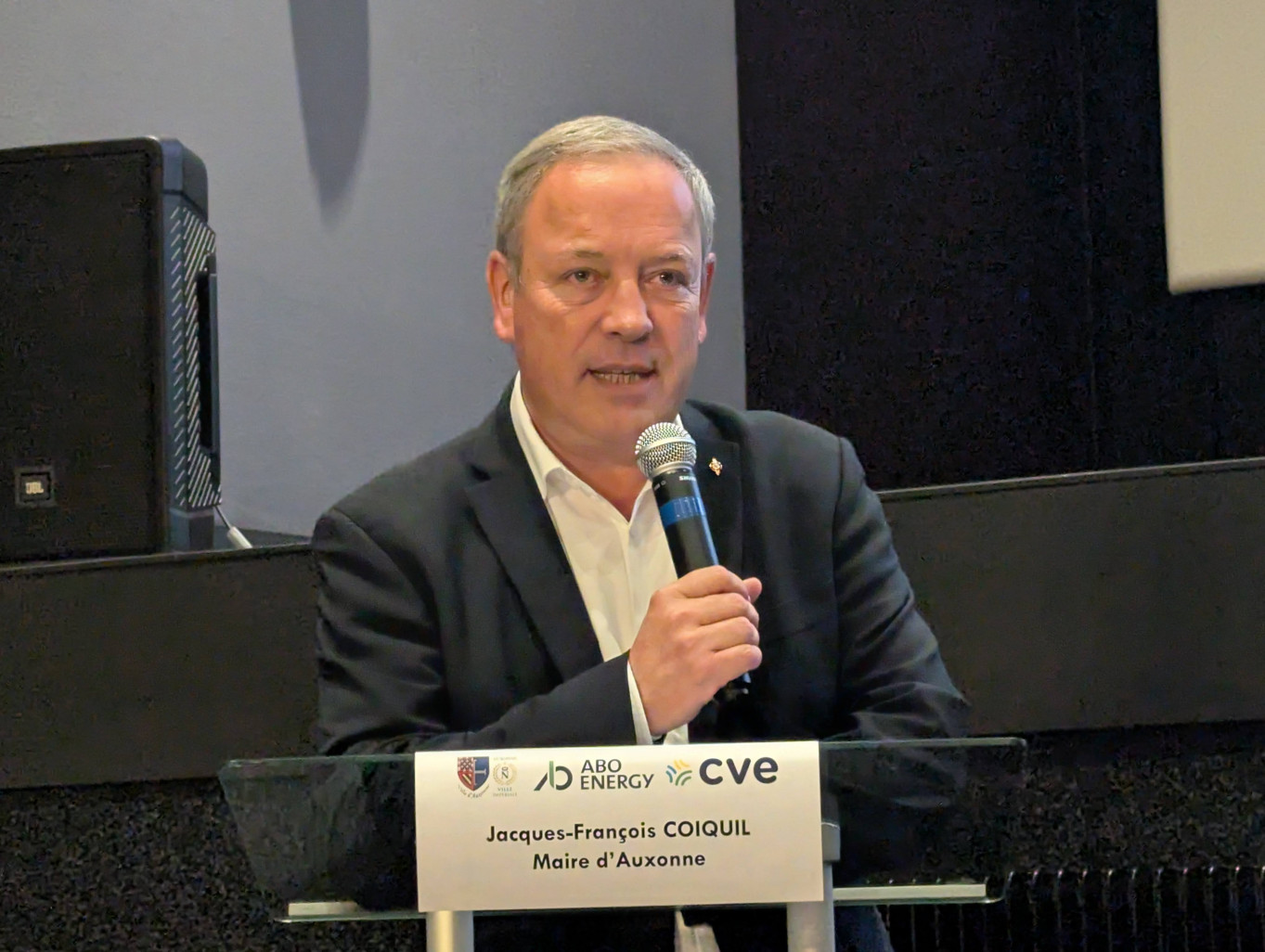 En 2027, Auxonne devrait être doté d'une centrale photovoltaïque en 2027. Une belle reconversion pour ce site de quatre hectares qui a accueilli une décharge de 1980 à 1990 puis a été une zone de stockage de déchets inertes exploitée par la communauté de communes jusqu’en 2020. "Notre projet est né à l’automne 2020. Nous cherchions alors des revenus complémentaires pour la collectivité", précise, courant septembre, Jacques-François Coiquil, maire d’Auxonne.  De l’idée à la concrétisation Plusieurs fois sollicitée, la municipalité a finalement retenu la proposition d’Abo Energy. "En plus de nous présenter un projet financièrement intéressant, l’entreprise se situe à proximité de notre ville jumelle en Alsace. C’est aussi une façon de diversifier la production d’énergie et de développer les énergies renouvelables sur le territoire", ajoute le maire.  Le projet a officiellement été lancé en début d’année 2021 avec le lancement de l’étude d’impact puis avec la concertation préalable avec les habitants. Le permis de construire a été déposé en août 2022 pour une obtention arrivée en juillet 2024. D’abord sous l’égide d’Abo Energy puis désormais sous la responsabilité de l’entreprise CVE, la centrale photovoltaïque devrait mettra en œuvre 7 000 panneaux solaires. Cette centrale produira l’équivalent de la consommation d’environ 2 450 habitants. "L’énergie verte produite sera utilisée par les consommations les plus proches donc dans notre ville", explique encore l’édile. Des euros qui se multiplient Grâce à un loyer de 40 000 euros par an, pendant 30 ans, la commune réussira le pari de percevoir une nouvelle manne financière. Auxonne devrait ainsi encaisser 1,2 million d’euros de loyer sur la période tandis que la communauté de communes Auxonne-Pontailler-Val de Saône profitera de 472 000 euros de retombées financières. De son côté, le Département recevra 275 000 euros de royalties.  Ce projet vient compléter un plan économique plus global qu’explique Jacques-François Coiquil."Une aire de stationnement touristique s’installe sur la commune apportant des recettes complémentaires tandis que la rénovation d’un bâtiment nous permettra de le louer au service comptable de la DGFIP."  La commune a également réalisé un agrandissement de la zone d’occupation de l’antenne de l’hôpital dijonnais de la Chartreuse au sein du château de la ville. Ces travaux conduiront à une hausse du loyer. Labellisée zone France ruralité revitalisation, la commune pourrait offrir des avantages, fiscaux notamment, aux porteurs de projets et aux professions libérales et médicales. Cette démarche devrait aussi permettre à Auxonne de profiter d’une bonification des dotations d’État pour les cinq prochaines années. Le maire se réjouit que, mis bout à bout, ce soit 280 000 euros qui entrent dans les caisses de la commune. "Cela représente l’équivalent des coûts de fonctionnement de la nouvelle piscine", conclut l’élu. Qui a dit que les collectivités ne savaient pas gagner d’argent ? Pour Aletheia Press, Nadège Hubert