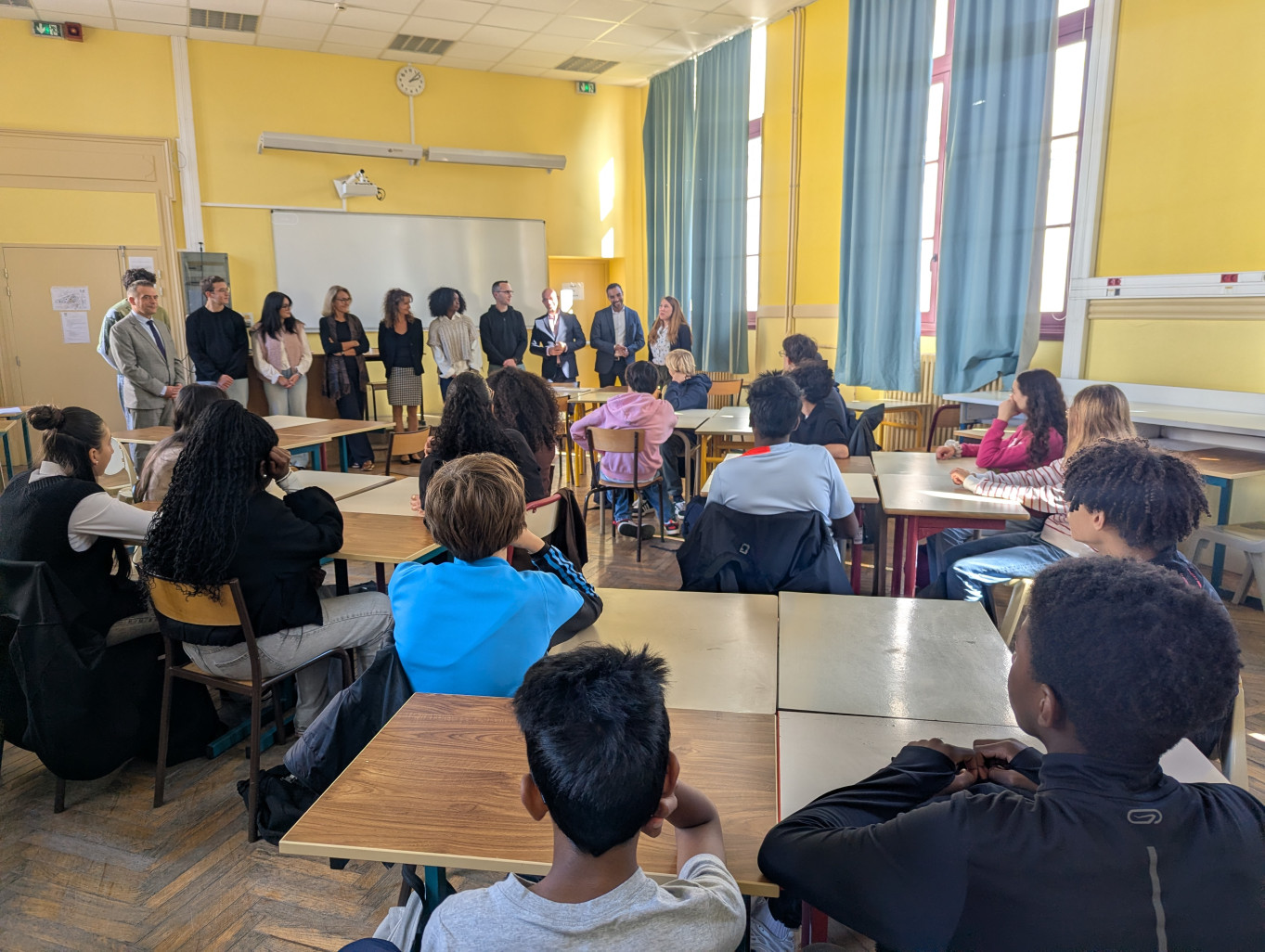 Quatre lycéens ont formé une classe de collégiens avec leur Pass Edu Sécu, entouré des représentants des structures concernées. © Aletheia Press / Nadège Hubert
