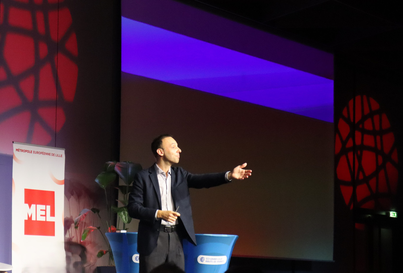 Entre illusion et communication, Benjamin Aroldi fait la démonstration que la confiance se construit aussi par l’émerveillement. ©Aletheia Press / Maéva Asperti