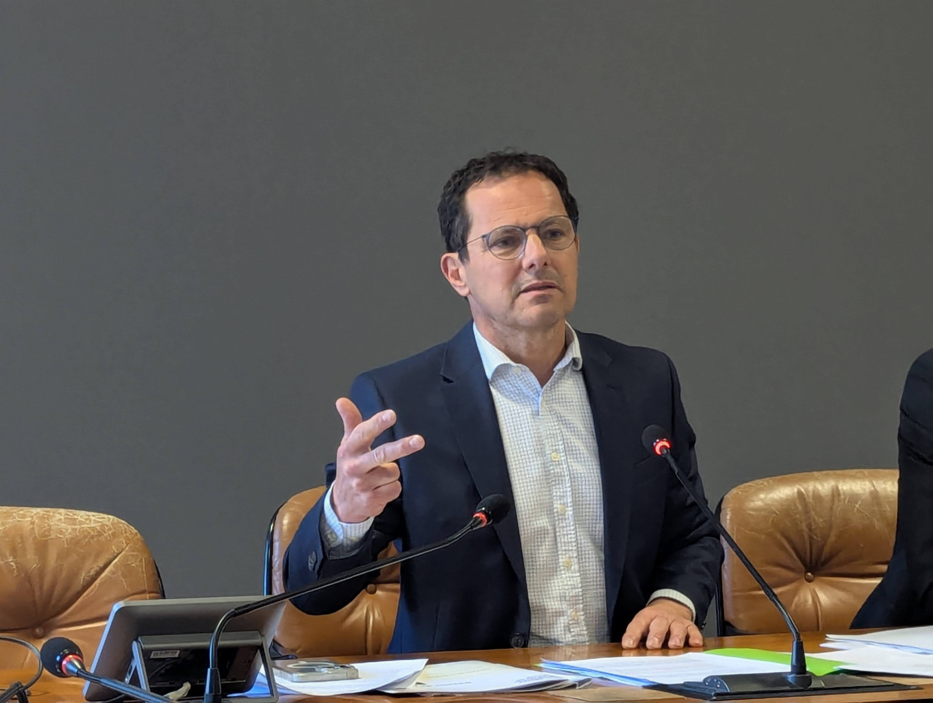 Jérôme Durain, président du Conseil régional de Bourgogne-Franche-Comté, s’applique à maintenir les lignes ferroviaires de desserte fine. Mais il attend aussi que l’État s’engage pour entretenir ce patrimoine qui lui appartient. © Aletheia Press / Nadège Hubert