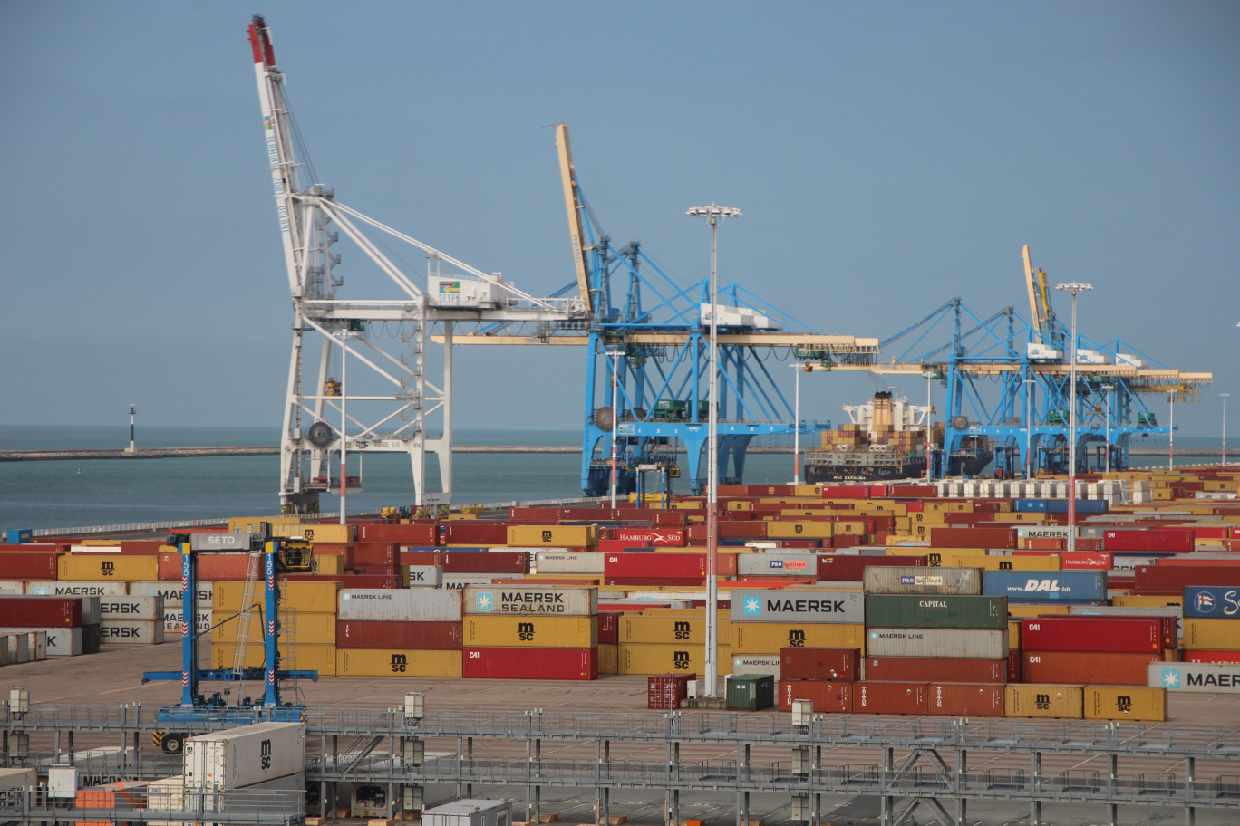 Des services efficaces, sécurisés et à moindre coût : voilà un important facteur de compétitivité pour les ports de Normandie. © Aletheia Press / B.Delabre