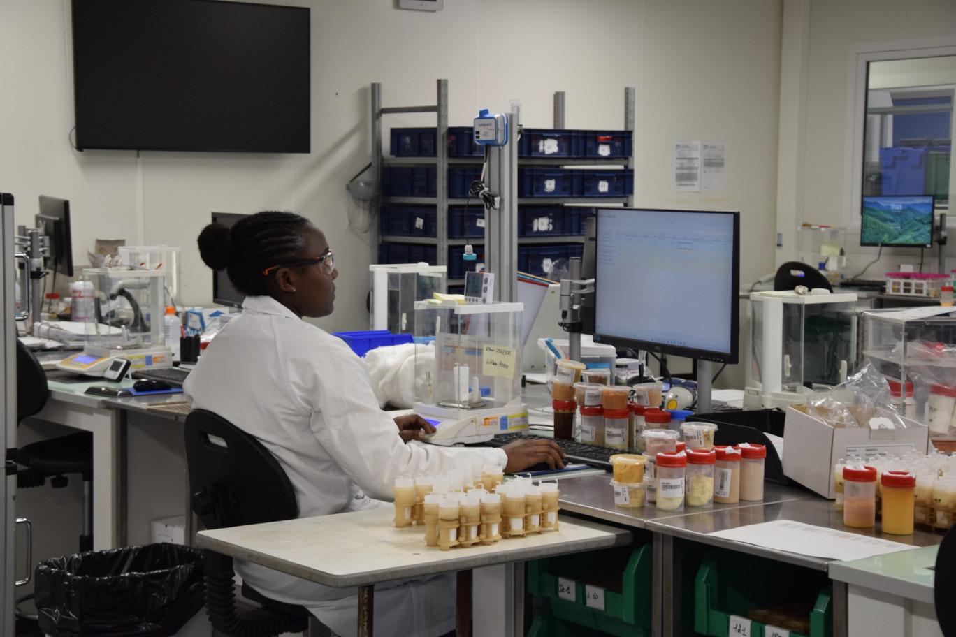 Sur une surface de 4 300 m², le site de Merville abrite un laboratoire de chimie alimentaire de 2800 m² où 80 collaborateurs réalisent chaque semaine près de 2500 analyses, et un laboratoire de microbiologie de 1500 m² mobilisant 130 salariés autour de 20 000 échantillons hebdomadaires.