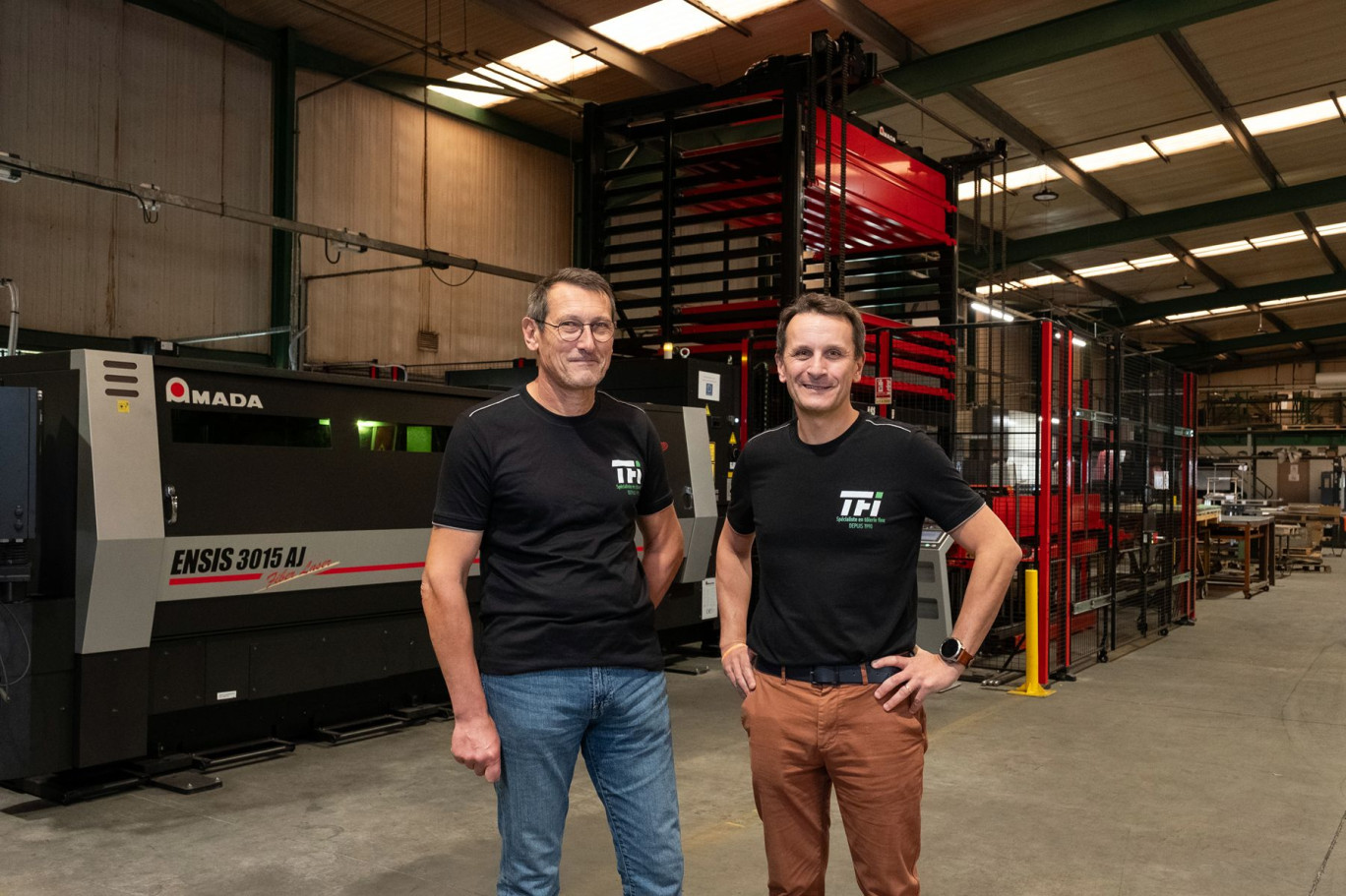 Patrick Caille, l ancien dirigeant, a remis les clés de TFI à son repreneur, Steven Daumont, ici devant la toute nouvelle machine de découpe laser. © Cyrille Struy
