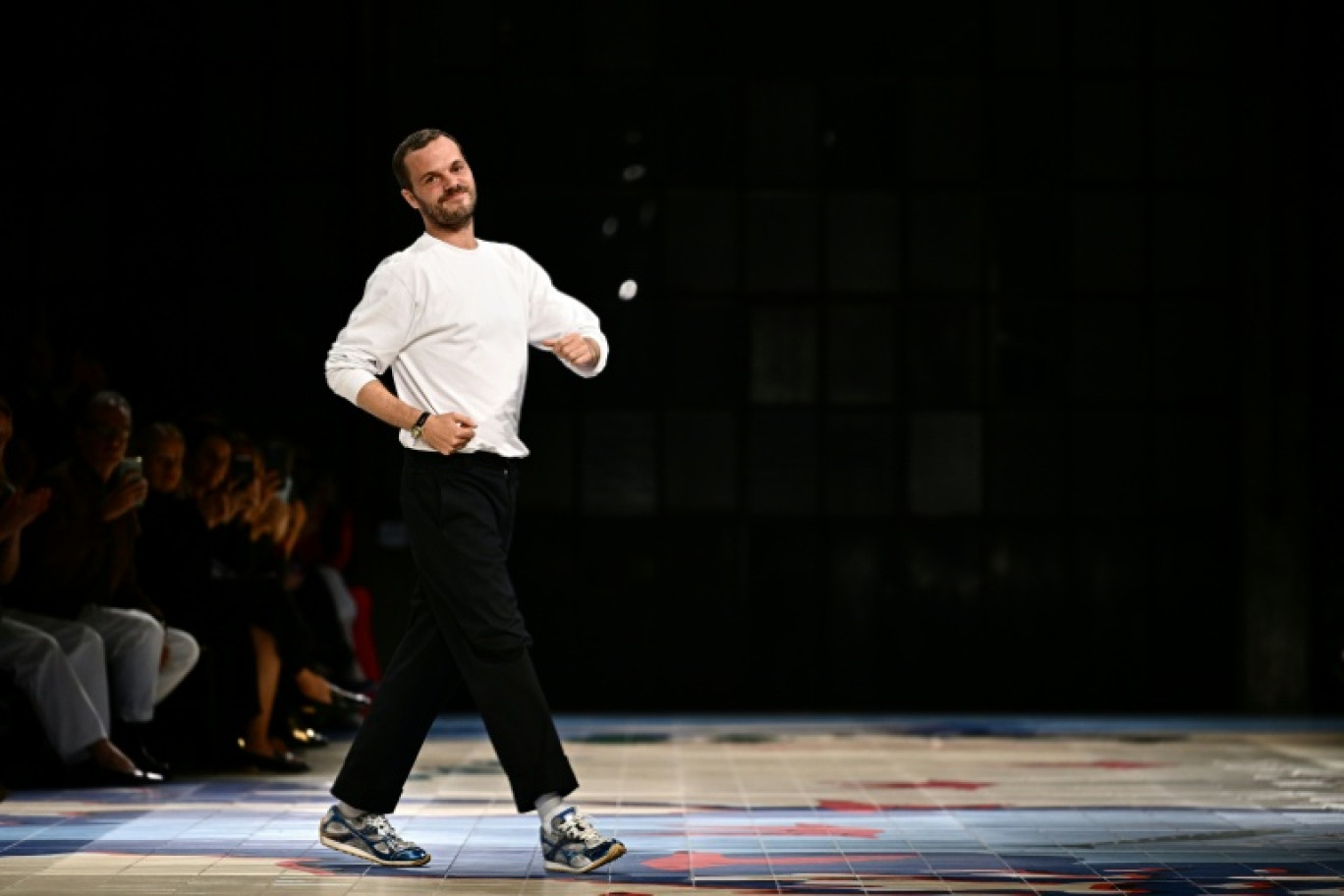 Matthieu Blazy après le défilé Bottega Veneta à la fashion week de Milan le 23 septembre 2023 © GABRIEL BOUYS
