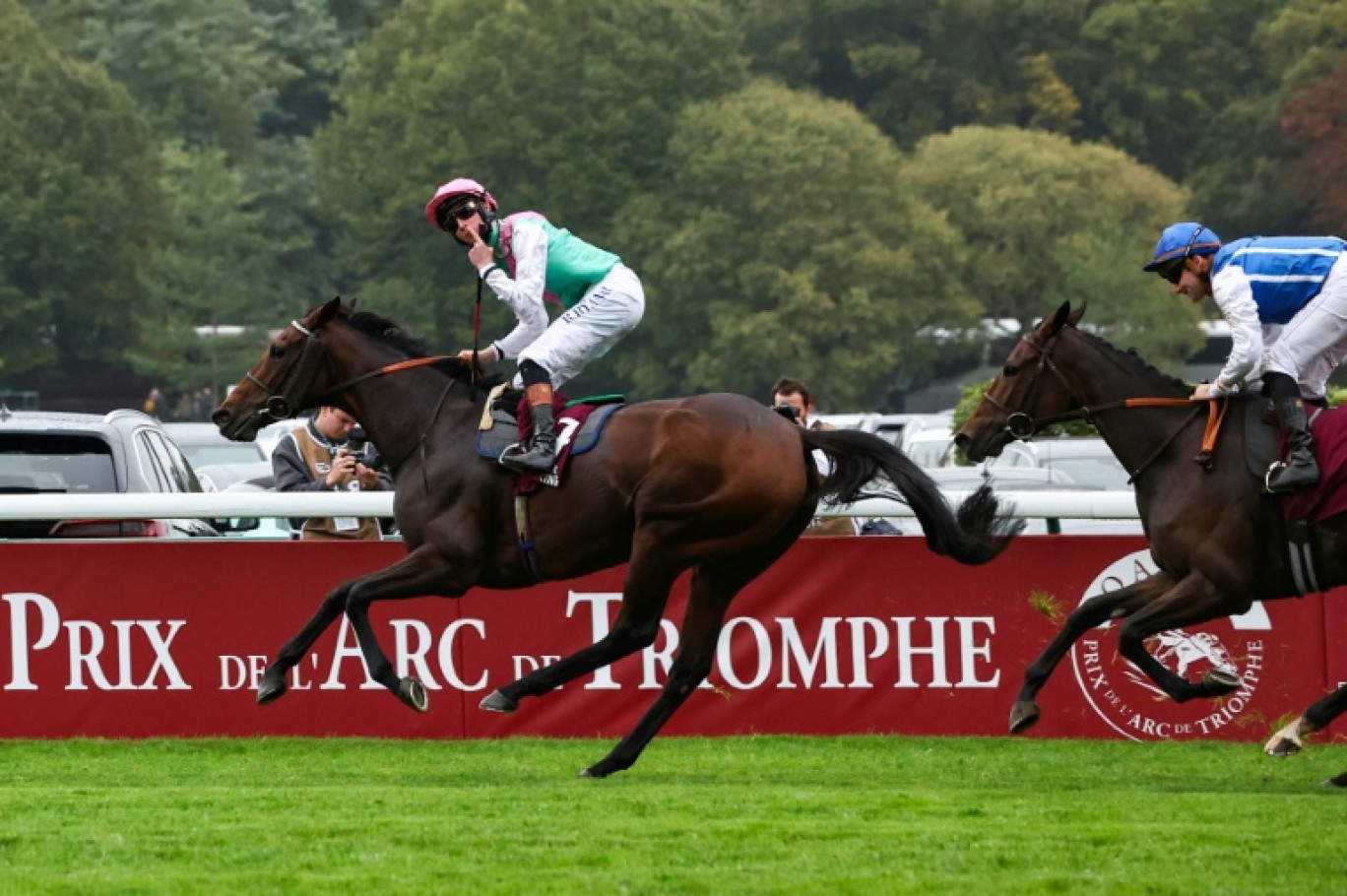 Bluestocking monté par le jockey irlandais Rossa Ryan franchit la ligne d'arrivée devant Aventure monté par le jockey Stéphane Pasquier le 6 octobre 2024 © Anne-Christine POUJOULAT