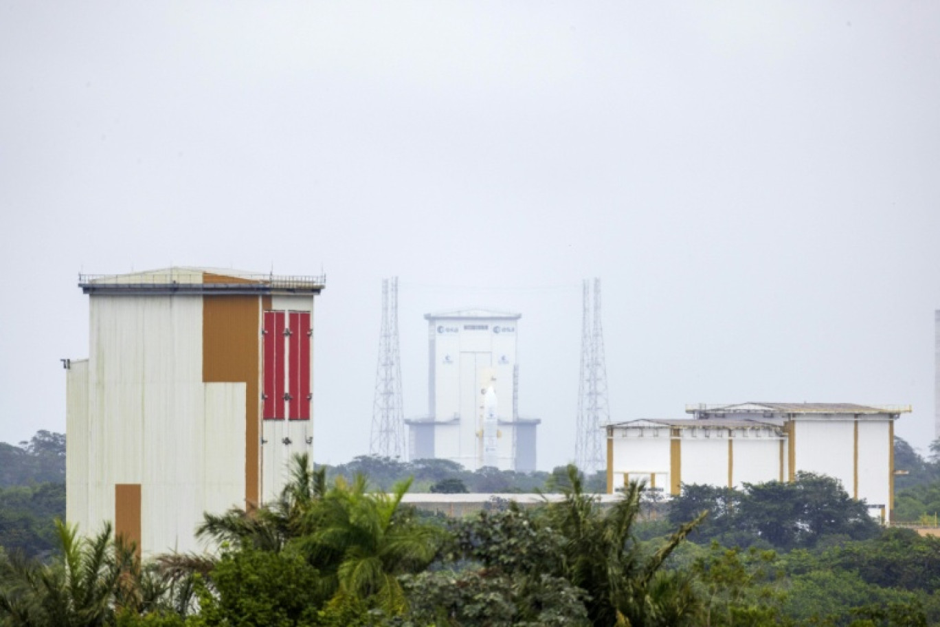 La fusée Ariane 6 sur son pas de tir le 6 mars 2025 au centre spatial guyanais à Kourou © Ronan LIETAR