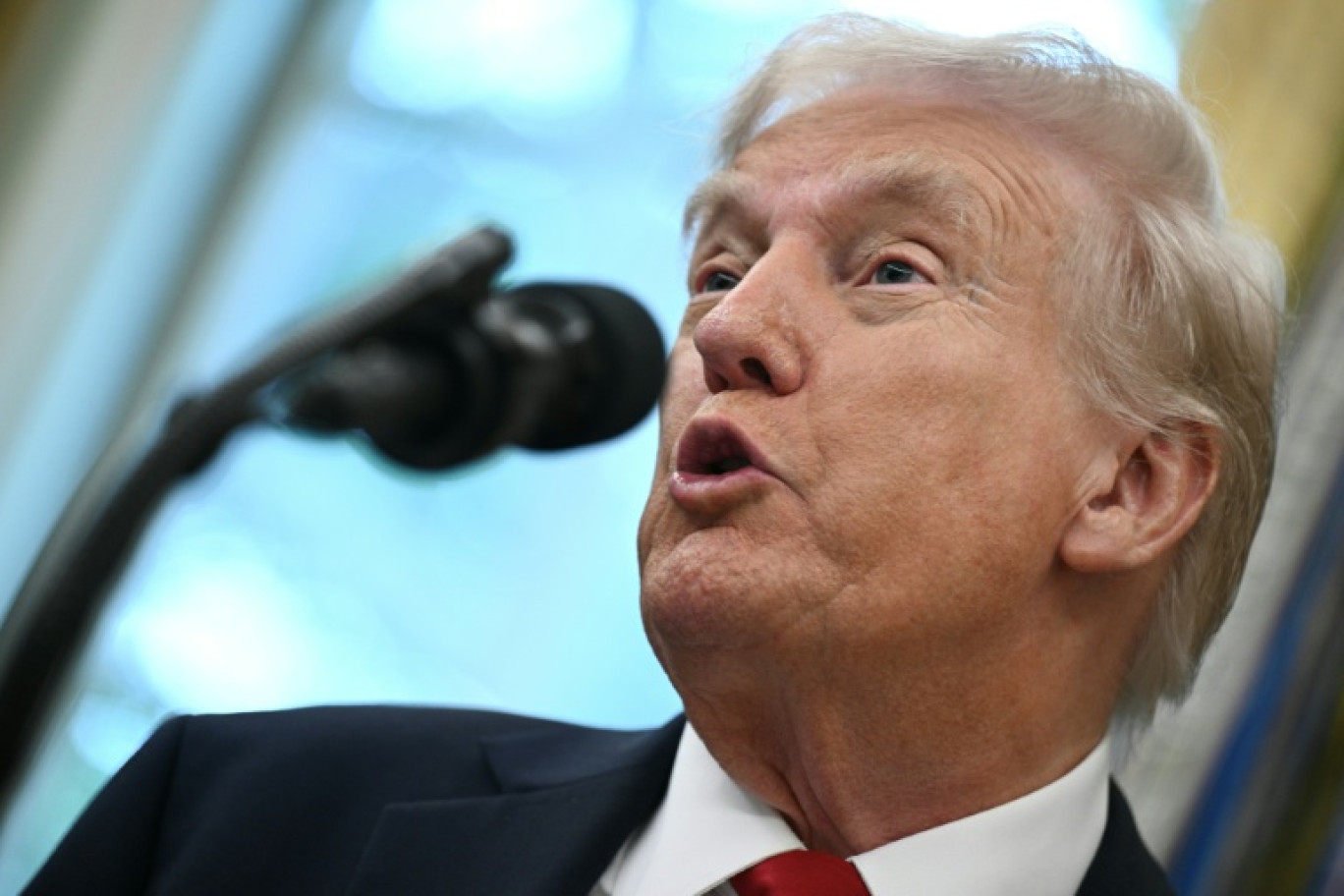 Le président américain Donald Trump parle à la presse dans le Bureau ovale de la Maison Blanche, à Washington, le 30 septembre 2025 © Brendan SMIALOWSKI