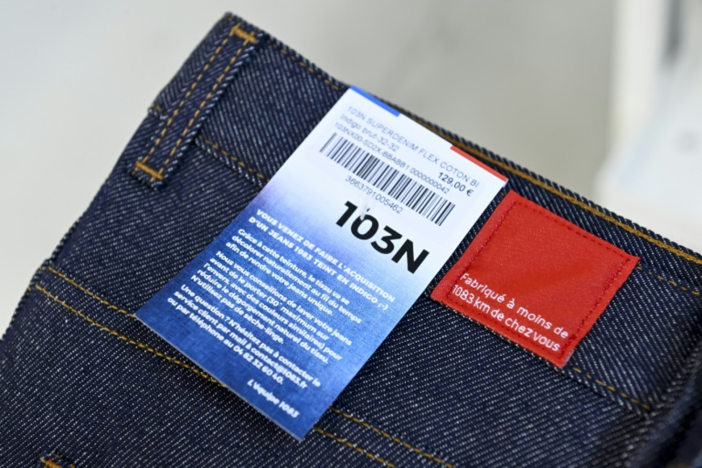 Un jean de la marque 1083 fabriqué à Rupt-en-Moselle, en Moselle, le 12 mars 2024 © Jean-Christophe VERHAEGEN