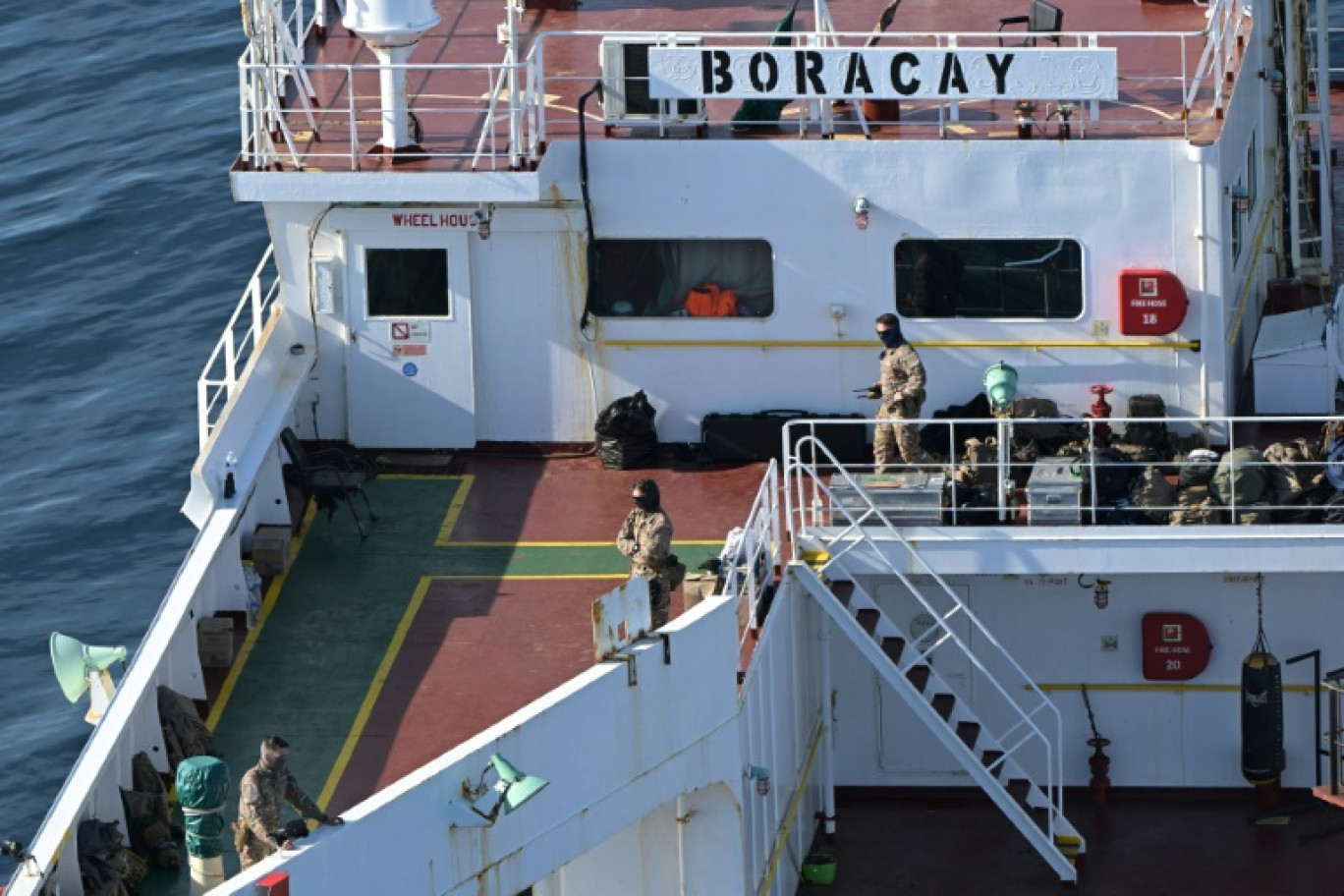 Des soldats français à bord d'un pétrolier de la flotte fantôme russe, au large de Saint-Nazaire; le 1er octobre 2025 © Damien MEYER