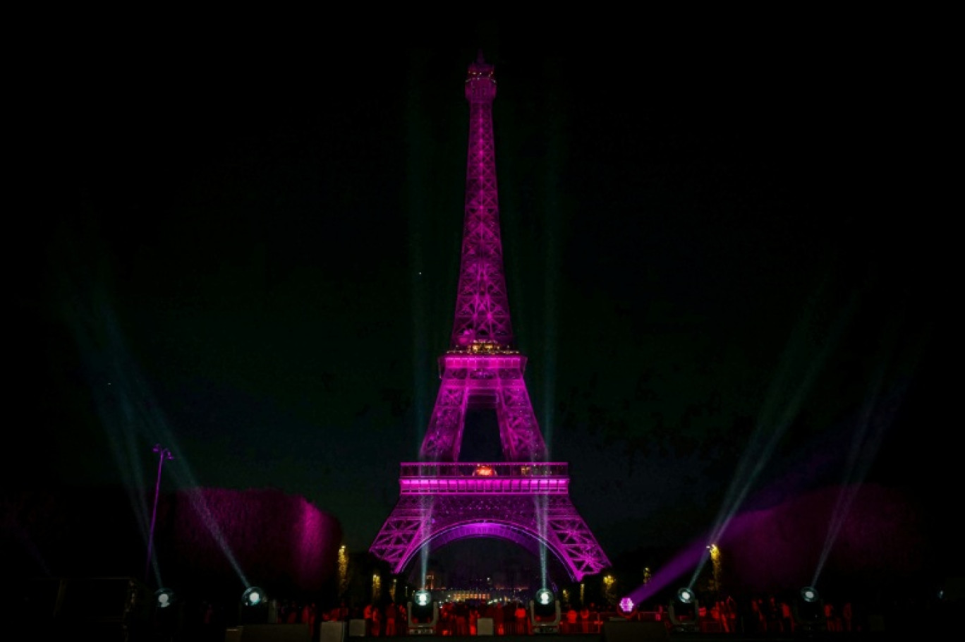 La Tour Eiffel est illuminée en rose, le 30 septembre 2025 pour marquer le début du mois d'octobre rose, opération destinée au depistage du cancer du sein © Anna KURTH