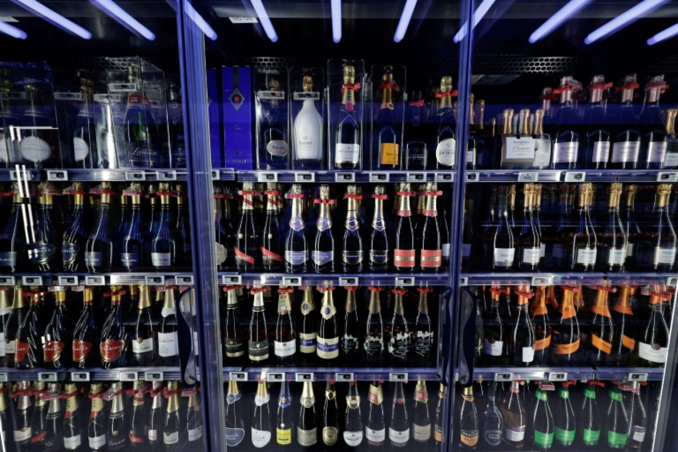 Des bouteilles de champagne en vente dans un supermarché à Paris, le 5 septembre 2025 © STEPHANE DE SAKUTIN