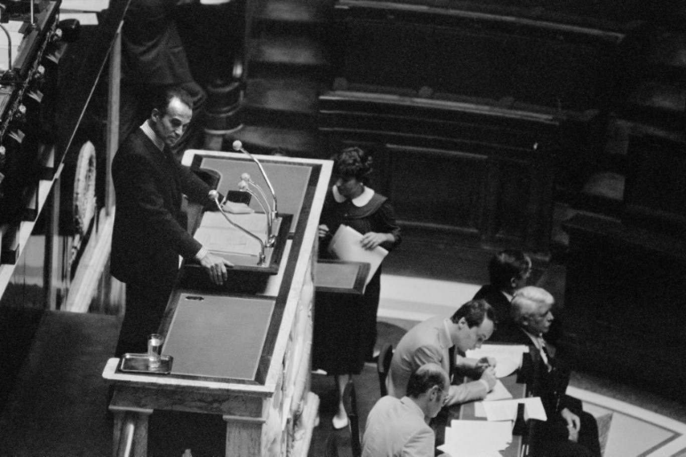 Robert Badinter, ministre de la Justice, défend l'abolition de la peine de mort, le 17 septembre 1981 à l'Assemblée nationale, à Paris © Dominique FAGET
