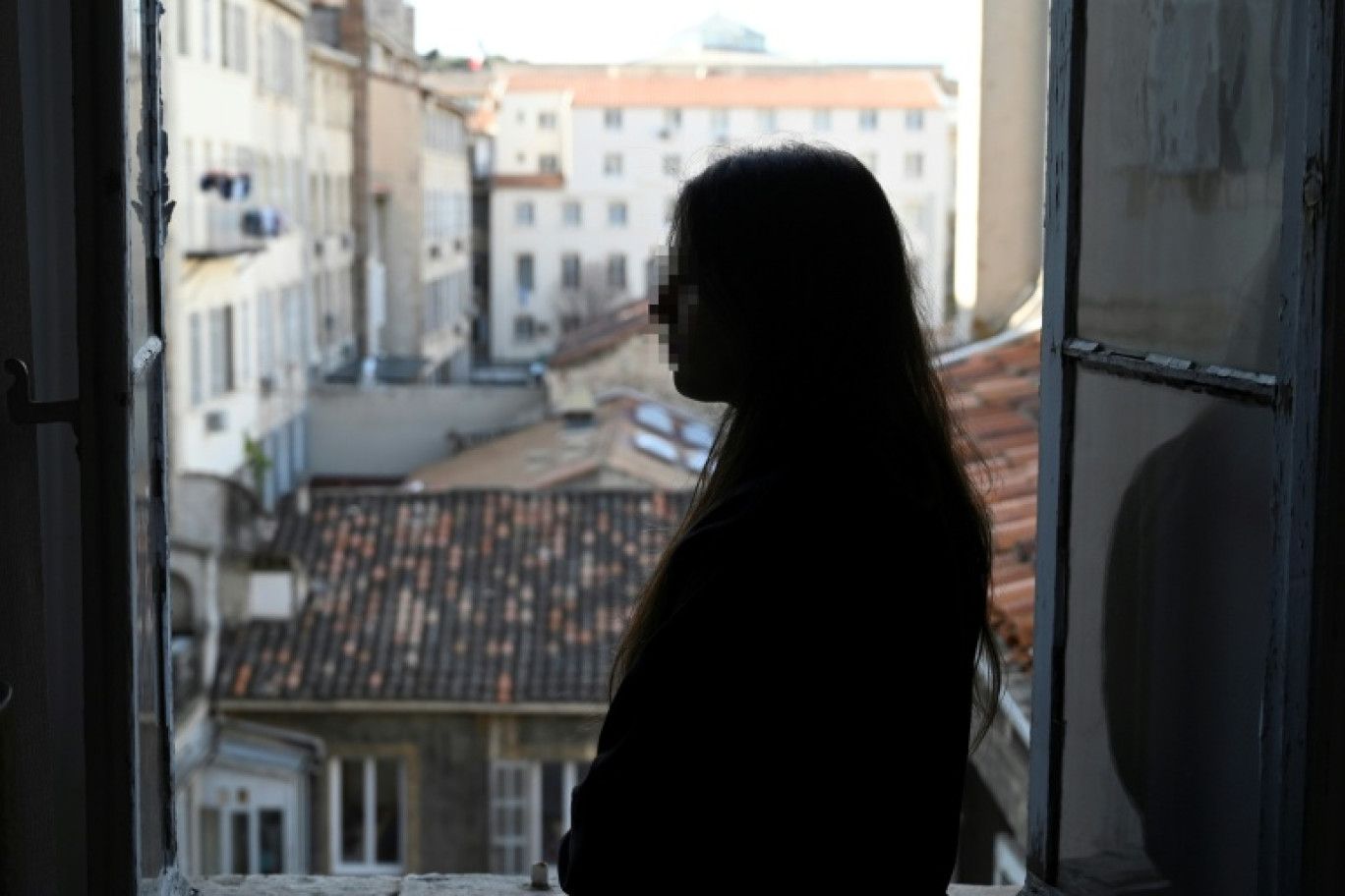 "Maria" (prénom d'emprunt pour préserver son anonymat), ici le 4 décembre 2020 à Marseille, a souffert de nombreuses années de multiples séquelles © NICOLAS TUCAT