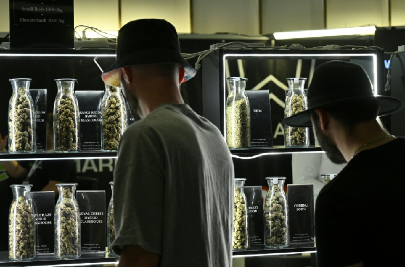Des visiteurs regardent des produits exposés au premier salon du CBD, le 21 mai 2022 à Paris © Emmanuel DUNAND