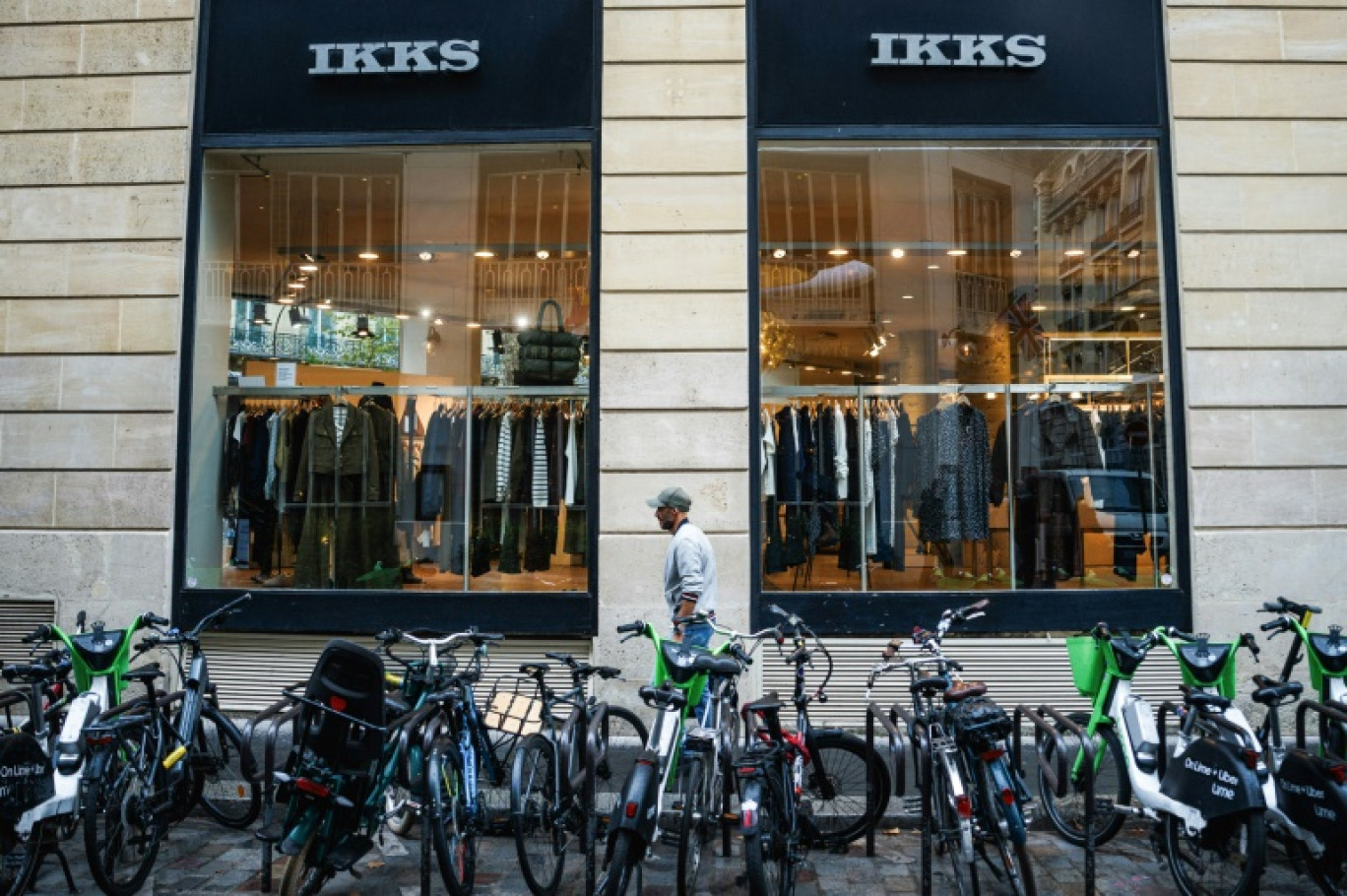 Un passant devant une boutique IKKS à Paris, le 3 octobre 2025 © Dimitar DILKOFF