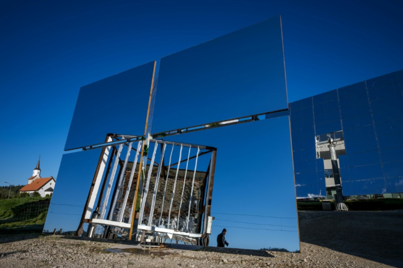 Des miroirs de fours à concentration solaire de l'entreprise Panatère, à La Chaux-de-Fonds, en Suisse, le 2 octobre 2025 © Fabrice COFFRINI