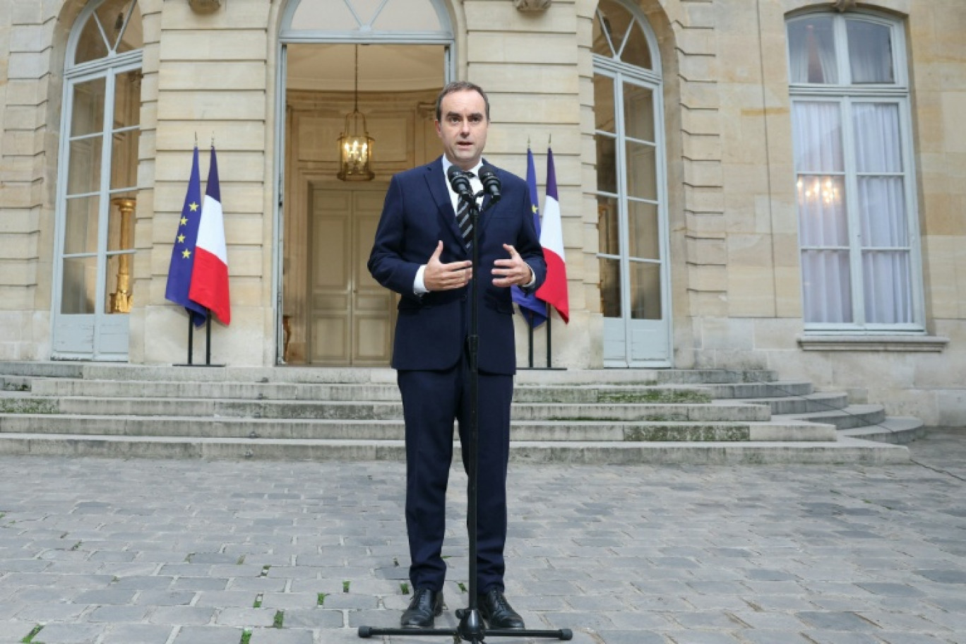 Le Premier ministre Sébastien Lecornu dans la cour de l'hôtel Matignon le 3 octobre 2025 © ALAIN JOCARD