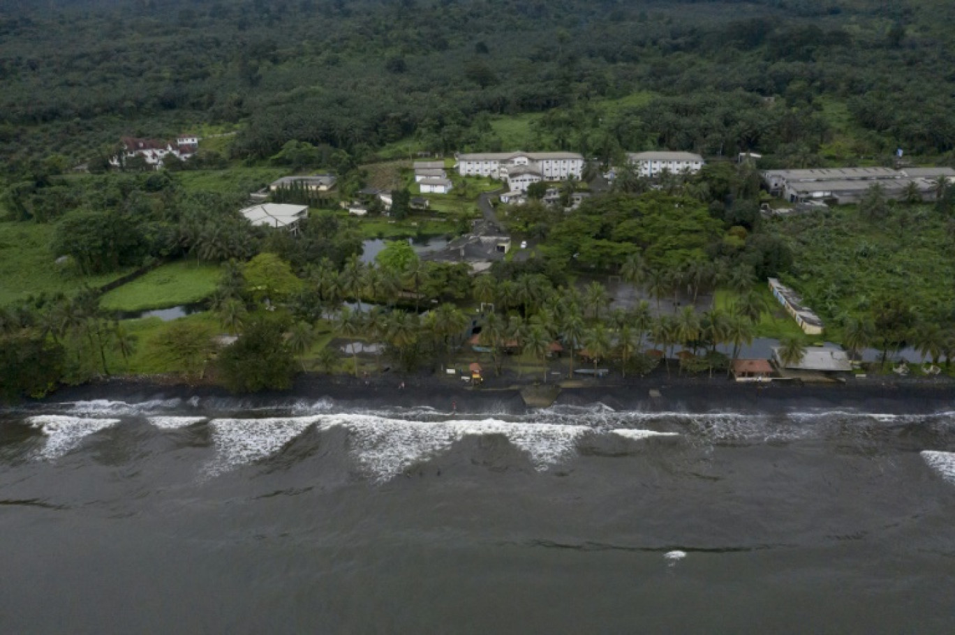 Vue aérienne de l'hôtel Seme Beach à Limbé, le 4 octobre 2025 au Cameroun © Daniel BELOUMOU OLOMO