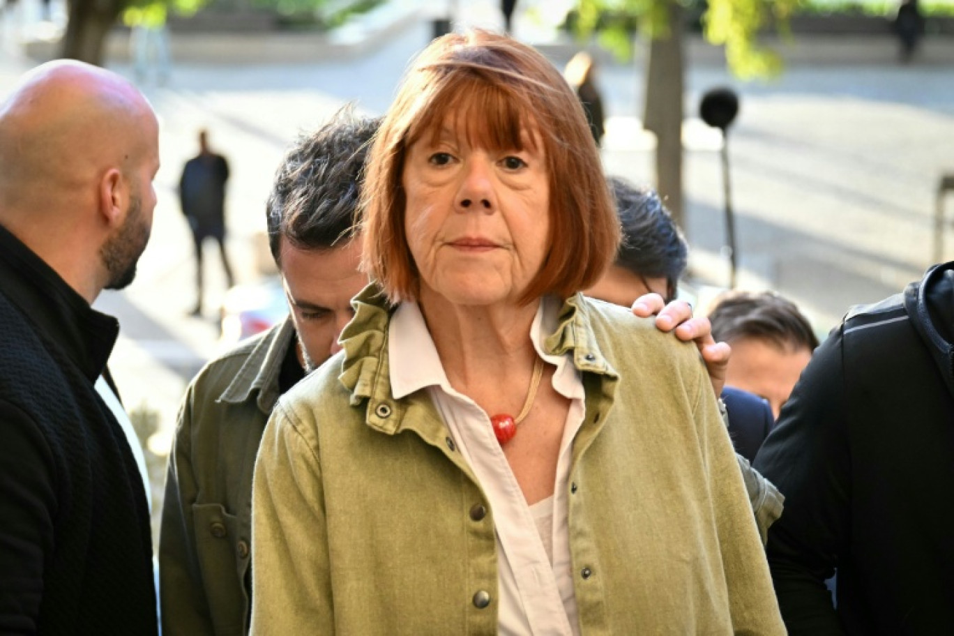 Gisèle Pelicot (g) assise à côté de son fils Florian Pelicot lors du procès en appel des viols de Mazan au palais de justice de Nîmes, le 7 octobre 2025 dans le Gard © Gabriel BOUYS