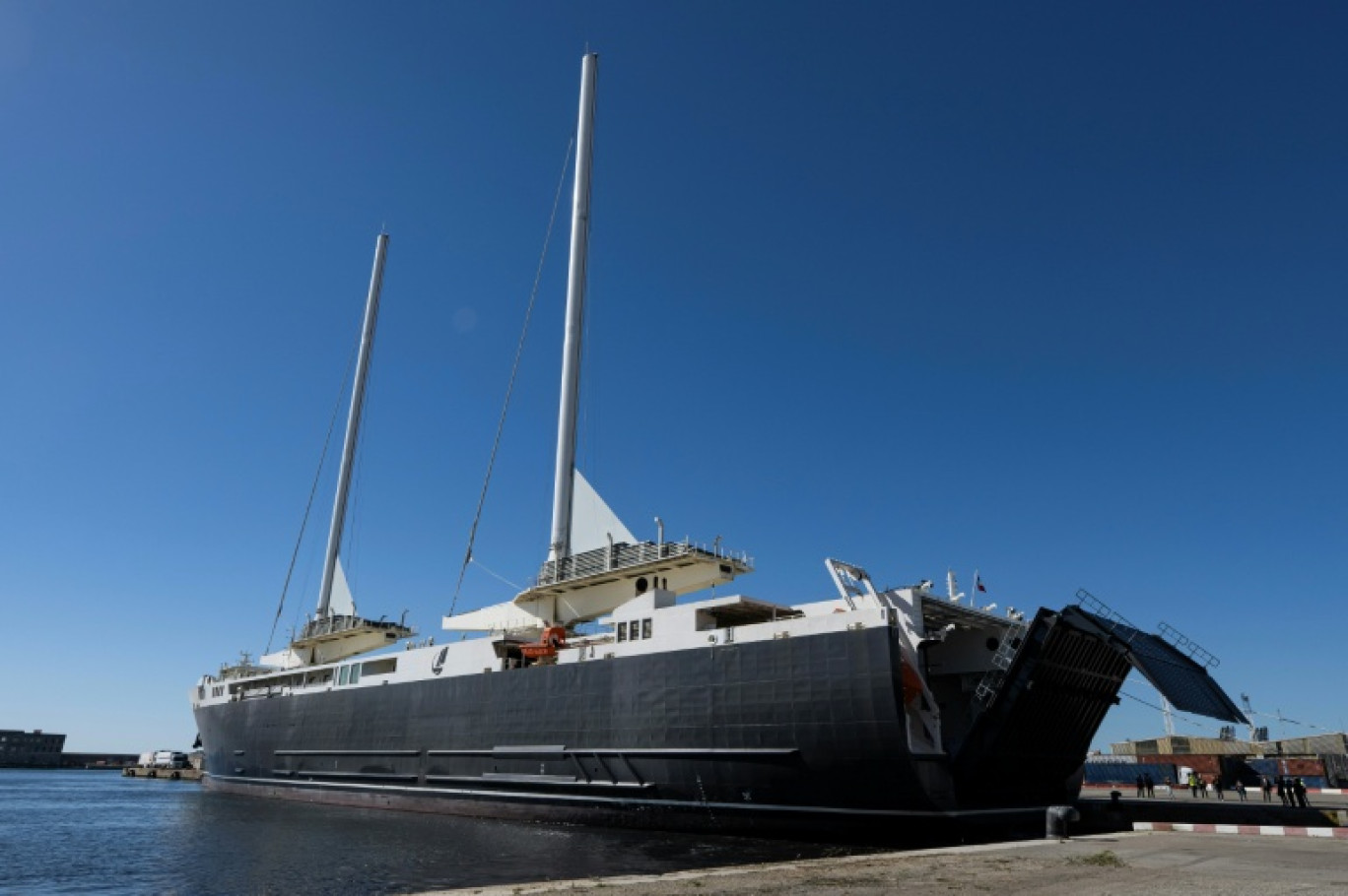 Neoliner Origin, le premier cargo à voile de nouvelle génération, au port de Marseille, le 6 octobre 2025 © Miguel MEDINA