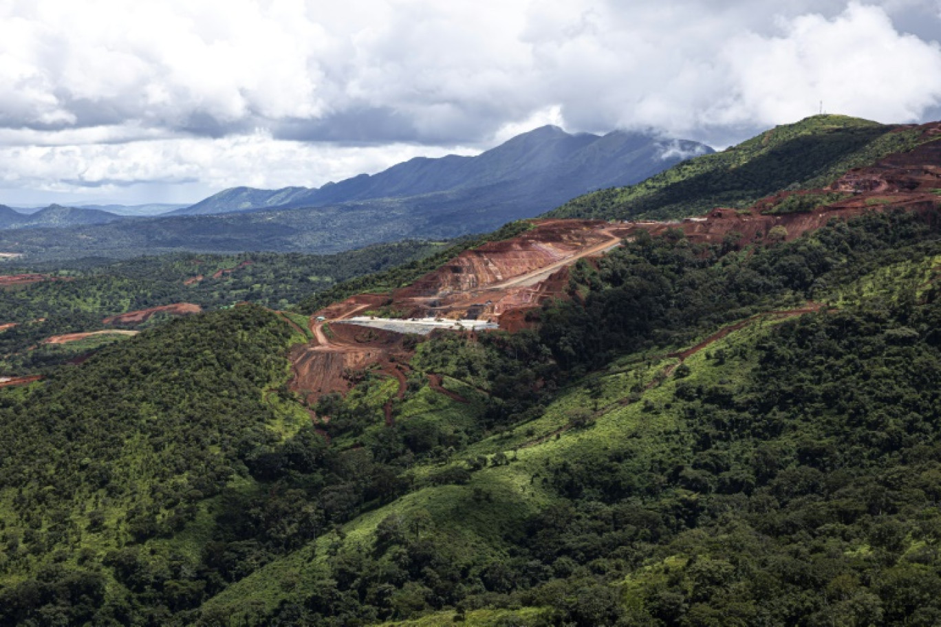Vue aérienne de la mine de SimFer, dans la chaîne de montagne de Simandou en Guinée, le 2 septembre 2025 © PATRICK MEINHARDT