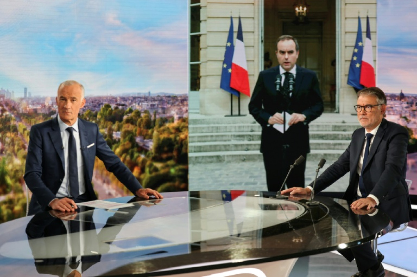 Olivier Faure (D) premier secrétaire du Parti Socialiste et le journaliste Gilles Bouleau, devant une image du Premier ministre démissionnaire Sébastien Lecornu, au 20h de TF1, à Boulogne-Billancourt, le 6 octobre 2025 © Ludovic MARIN