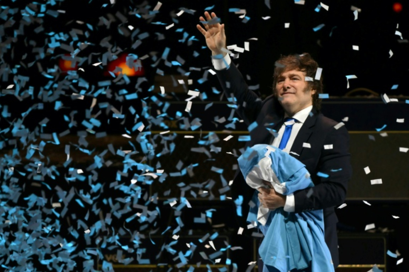Le président argentin Javier Milei salue ses partisans lors du lancement de son nouveau livre, "La fabrication du miracle", à Buenos Aires, le 6 octobre 2025 © Luis ROBAYO