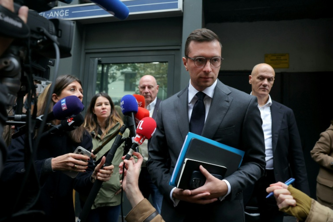 Le président du Rassemblement national, Jordan Bardella, à la sortie du siège du parti d'extrême droite à Paris le 6 octobre 2025 © Thomas SAMSON