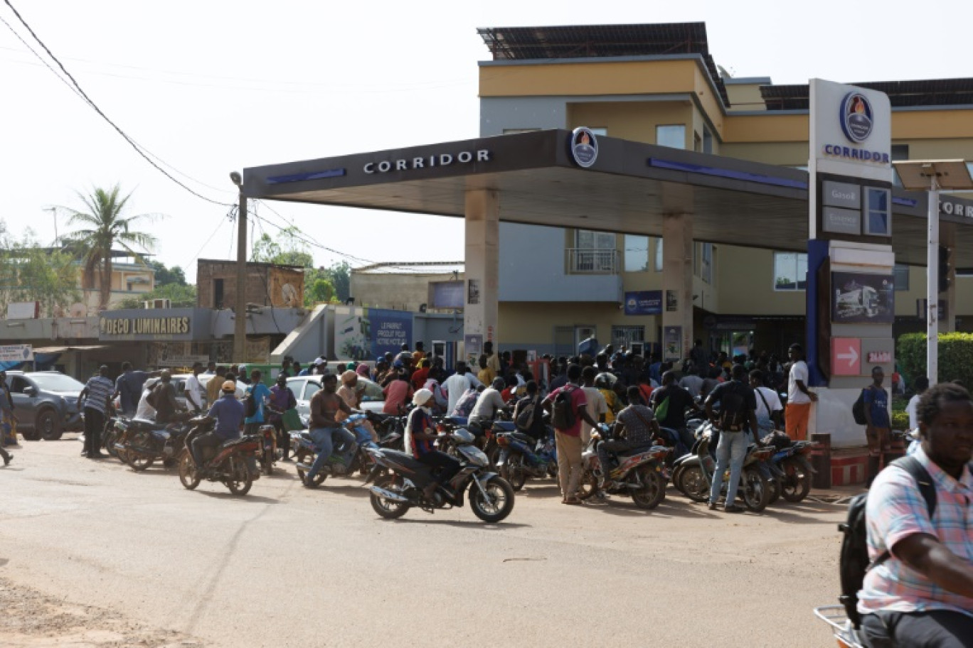Des véhicules et motocyclistes font la queue pour tenter d'obtenir de l'essence à une station dans la capitale malienne Bamako le 7 octobre 2025. Un blocus jihadiste en cours depuis un mois sur le carburant importé des pays voisins provoque des pénuries et commence à perturber fortement ce pays sahélien enclavé © -