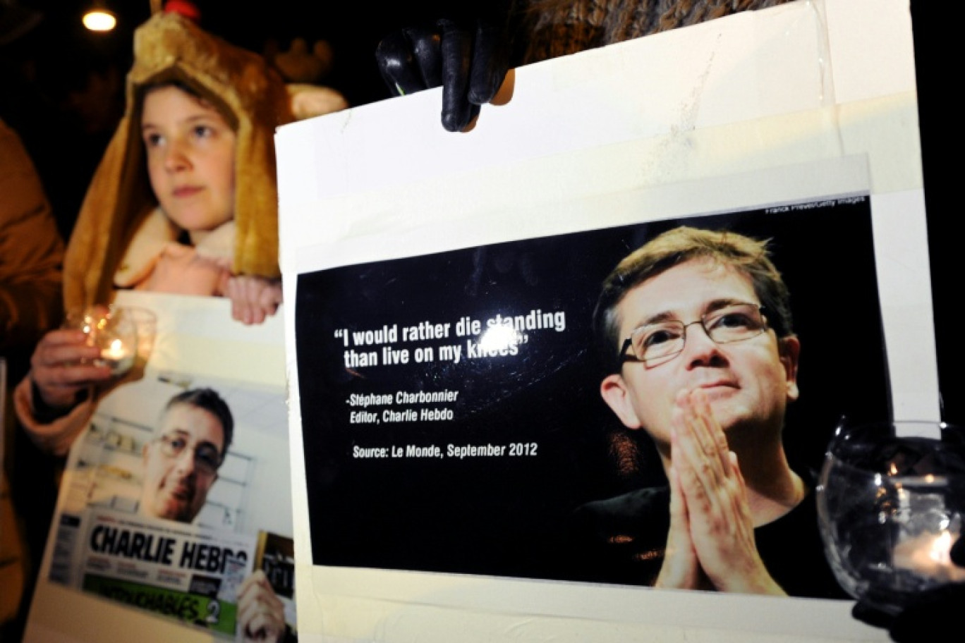 Une photo de "Charb", brandie lors d'un rassemblement près de l'ambassade de France à Tbilissi (Géorgie), le 8 janvier 2015, au lendemain de l'attentat à Paris contre Charlie Hebdo © VANO SHLAMOV