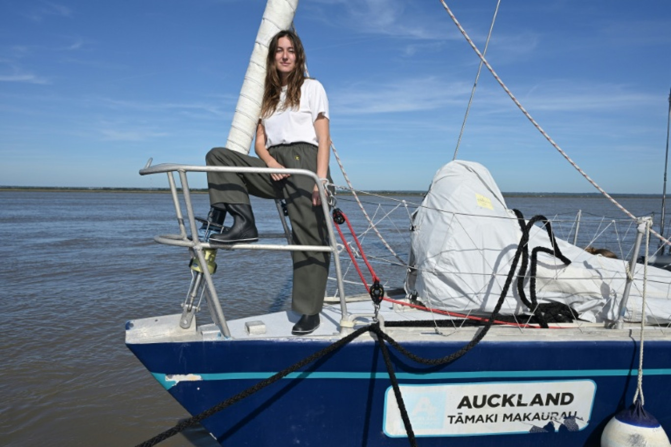 La militante écologiste française Camille Etienne pose le 7 octobre 2025 à Frossay, près de Saint-Nazaire © Damien MEYER