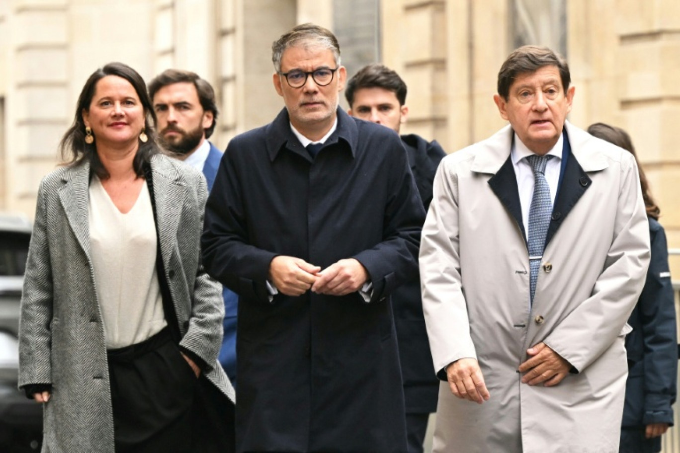 Le patron du PS Olivier Faure, allant à Matignon le 8 octobre 2025, avec à sa droite Johanna Rolland, la maire socialiste de Nantes, et à sa gauche Patrick Kanner, chef de file des sénateurs socialistes. © Bertrand GUAY