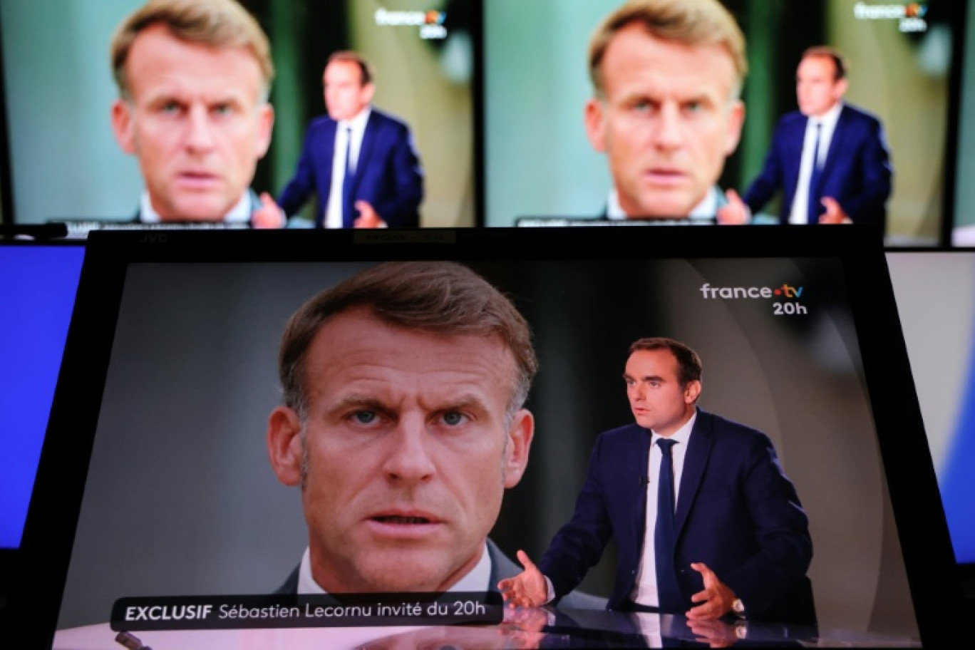 Le Premier ministre démissionnaire Sébastien Lecornu sur le plateau de France 2 avec une photo du président Emmanuel Macron en arrière-plan, le 8 octobre 2025 © Ludovic MARIN