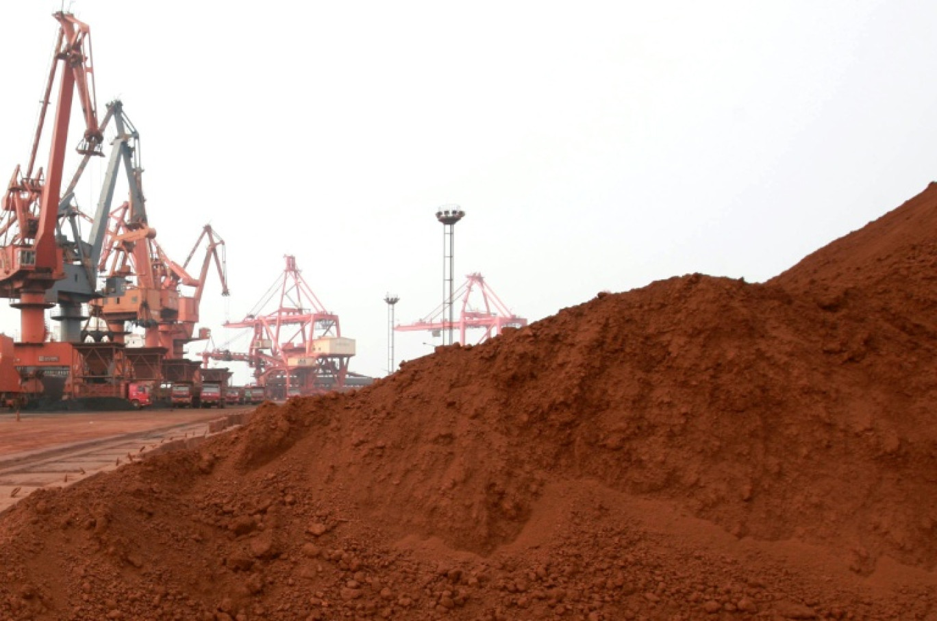 Des terres rares en attente de chargement sur un navire dans un port de Lianyungang, dans la province du Jiangsu, à l'est de la Chine, le 5 septembre 2010 © STR
