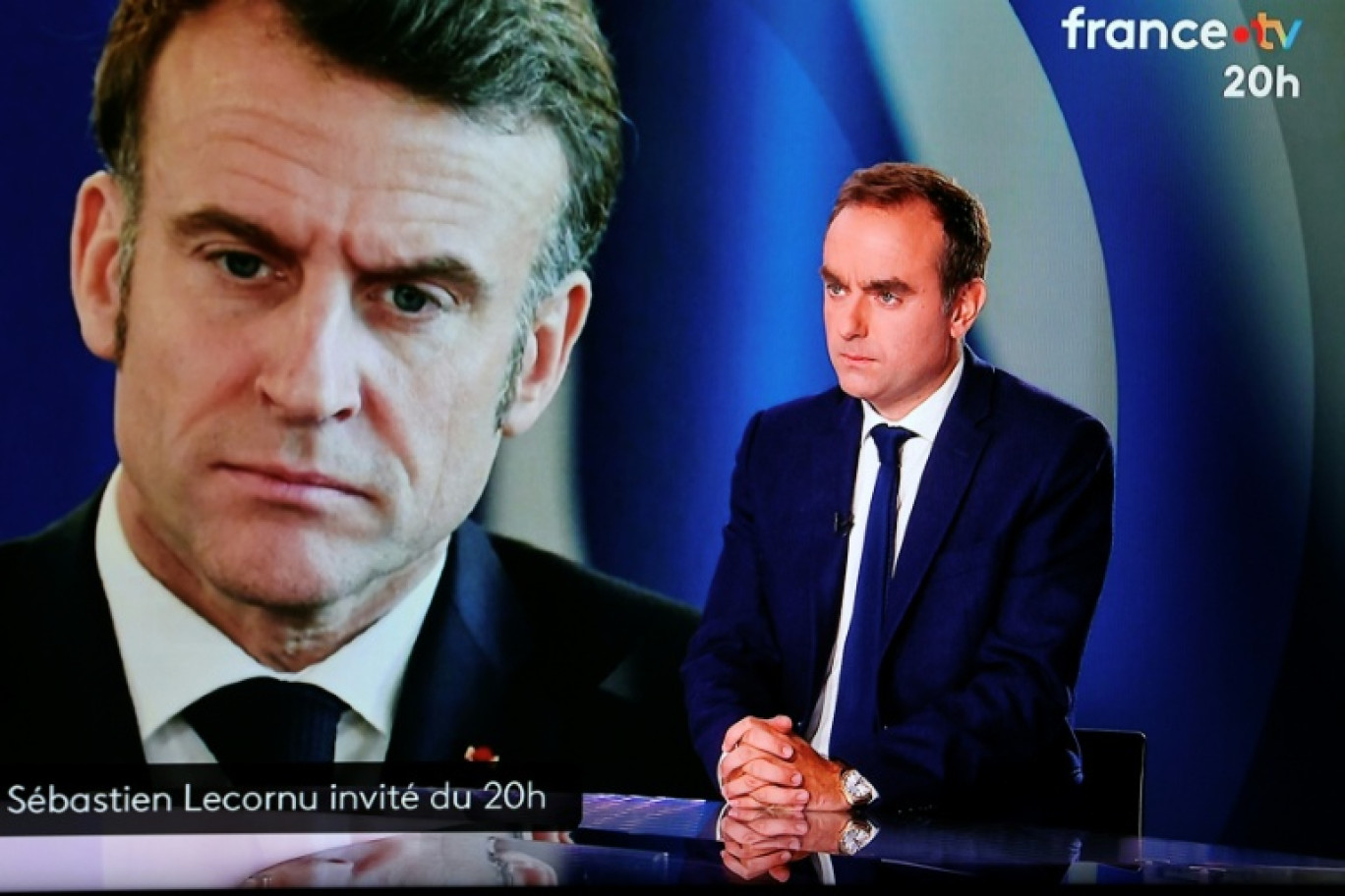 Le Premier ministre démissionnaire Sébastien Lecornu devant un portrait du président Emmanuel Macron lors d'une interview sur le plateau du JT de 20H00 de France 2, le 8 octobre 2025 à Paris © Ludovic MARIN