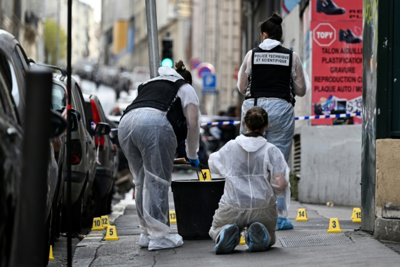 Des membres de la police scientifique sur une scène de crime après qu'un homme a été abattu en plein jour, à Marseille le 9 octobre 2025 © Miguel MEDINA