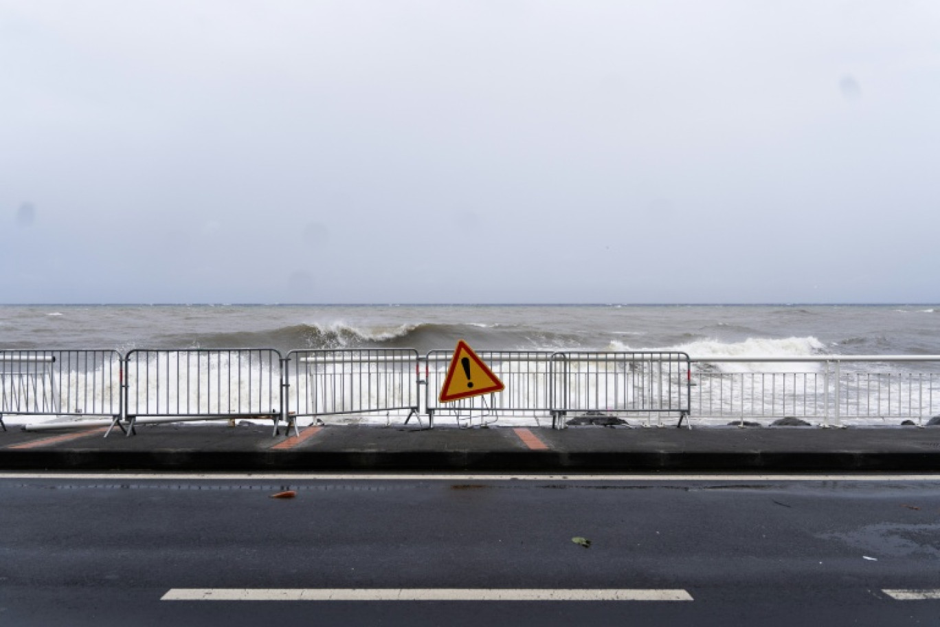 Un automobiliste dans une rue inondée par des fortes pluies causées par la tempête tropicale Jerry, à Lauricisque, en Guadeloupe, le 10 octobre 2025 © Cedrick Isham CALVADOS