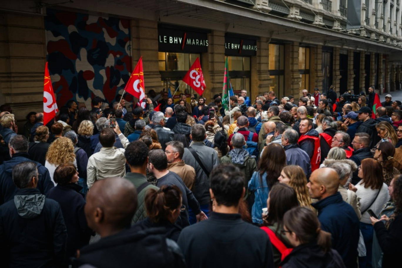 Des employés manifestent devant le BHV Marais lors d'une grève pour pour dénoncer l'installation du géant asiatique du commerce en ligne Shein dans l'enceinte du grand magasin, le 10 octobre 2025 à Paris © Dimitar DILKOFF