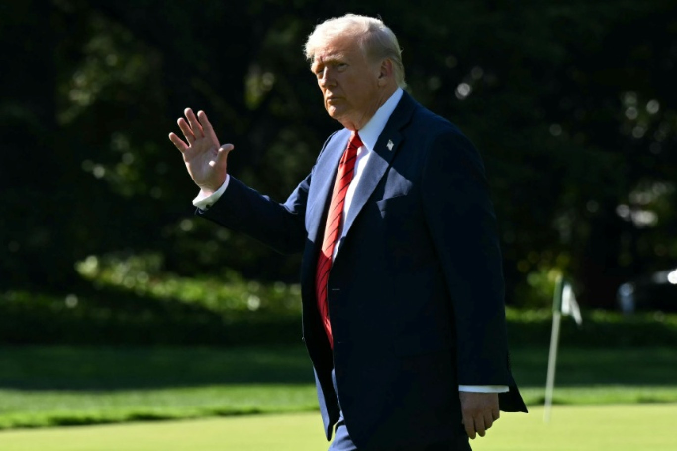 Le président américain Donald Trump sur la pelouse sud de la Maison Blanche avant de monter à bord de Marine One, le 10 octobre 2025 à Washington © SAUL LOEB