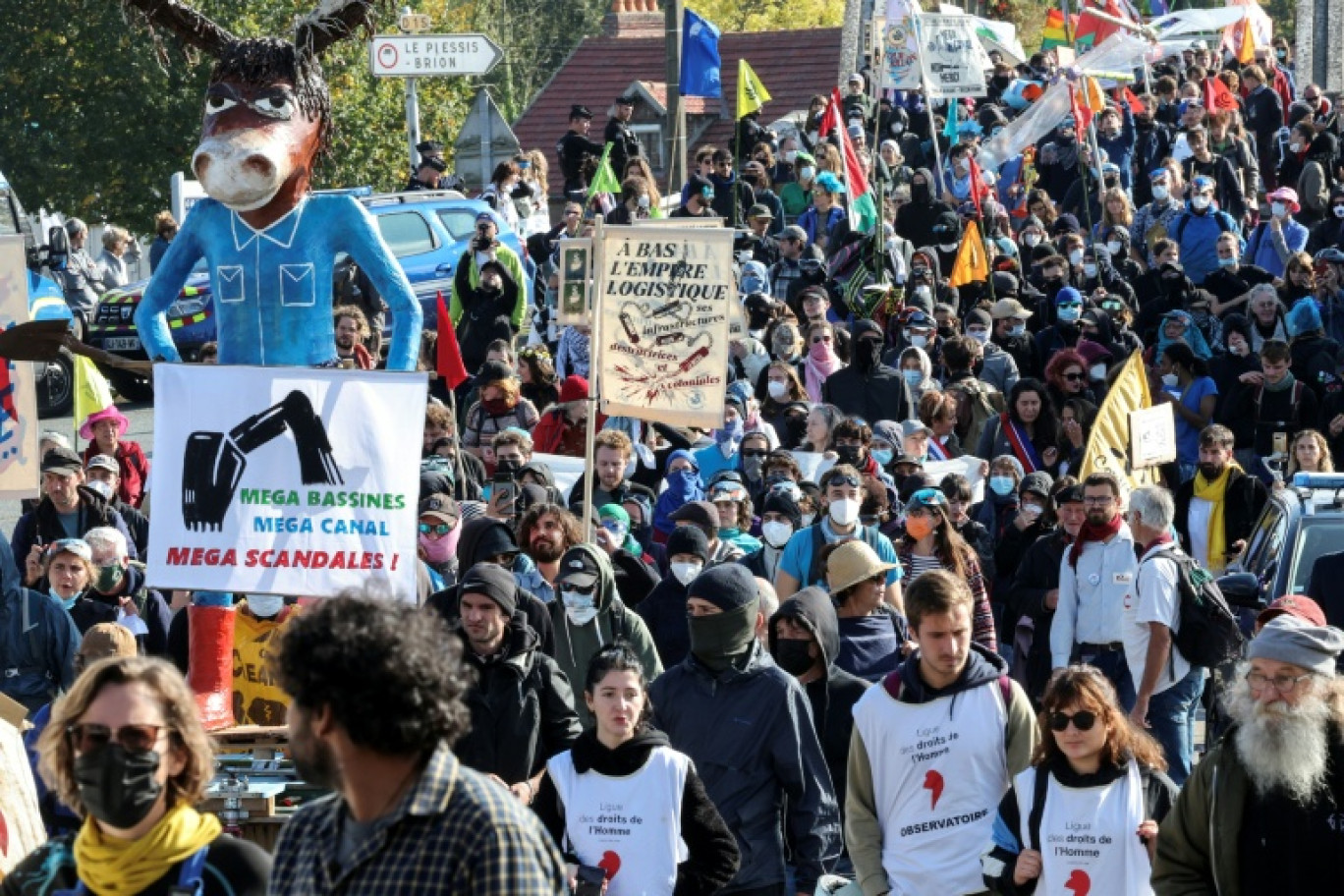 Un millier d'opposants défilent contre le canal Seine-Nord Europe à Thourotte, dans l'Oise, le 11 octobre 2025 © Francois LO PRESTI
