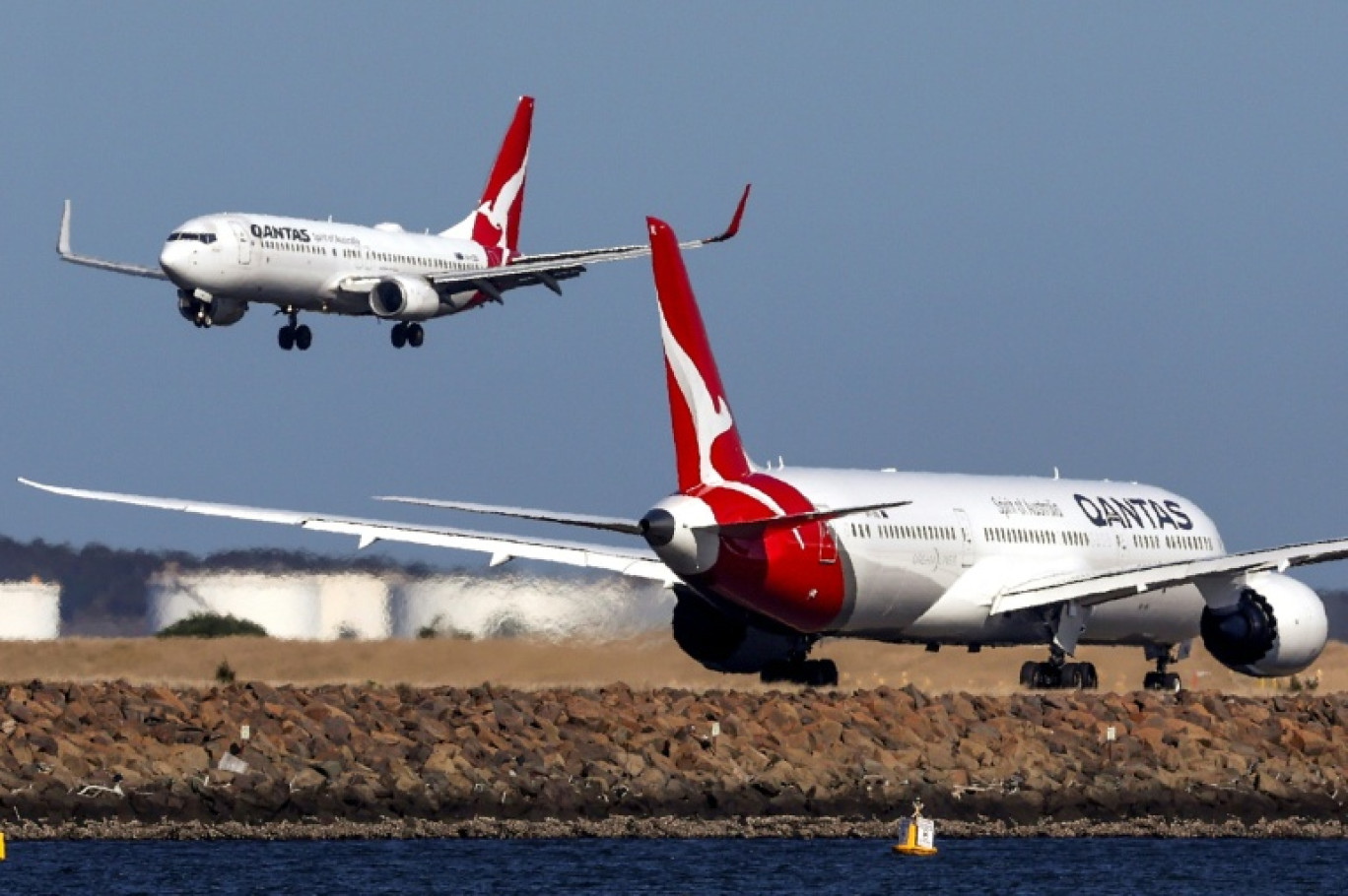 Deux avions de la compagnie aérienne australienne Qantas, le 4 septembre 2024 à Sydney © DAVID GRAY