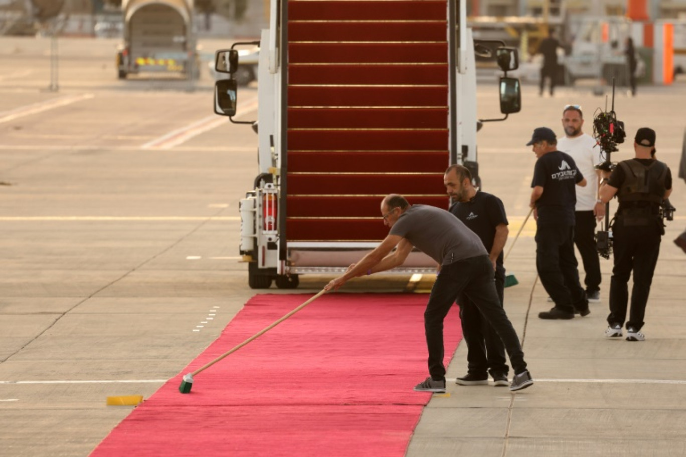 Le personnel de l'aéroport israélien de Ben Gourion prépare le tapis rouge avant l’arrivée du président américain Donald Trump, le 13 octobre 2025 à Tel-Aiv © Jack GUEZ