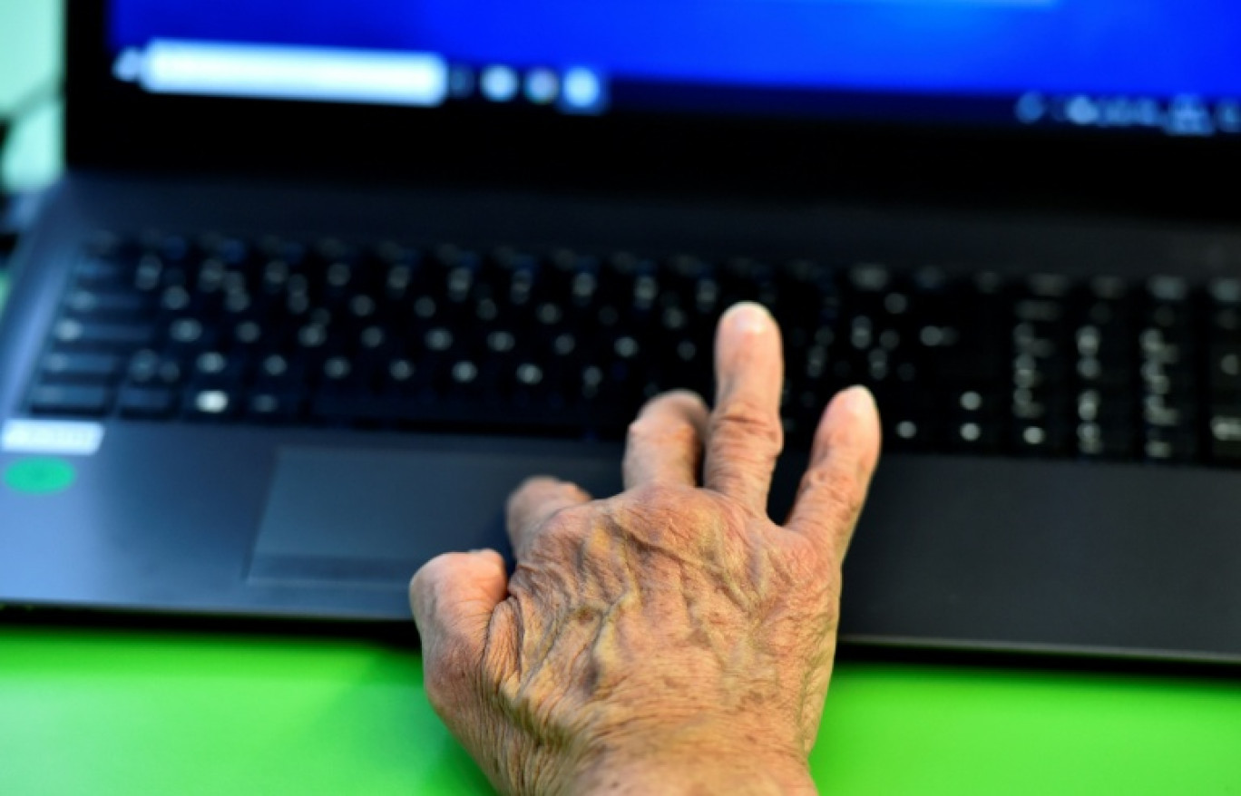 En une décennie, les difficultés rencontrées par des usagers dans leurs démarches administratives, pour beaucoup en ligne, ont sérieusement augmenté, poussant certains à renoncer à leurs droits © GEORGES GOBET