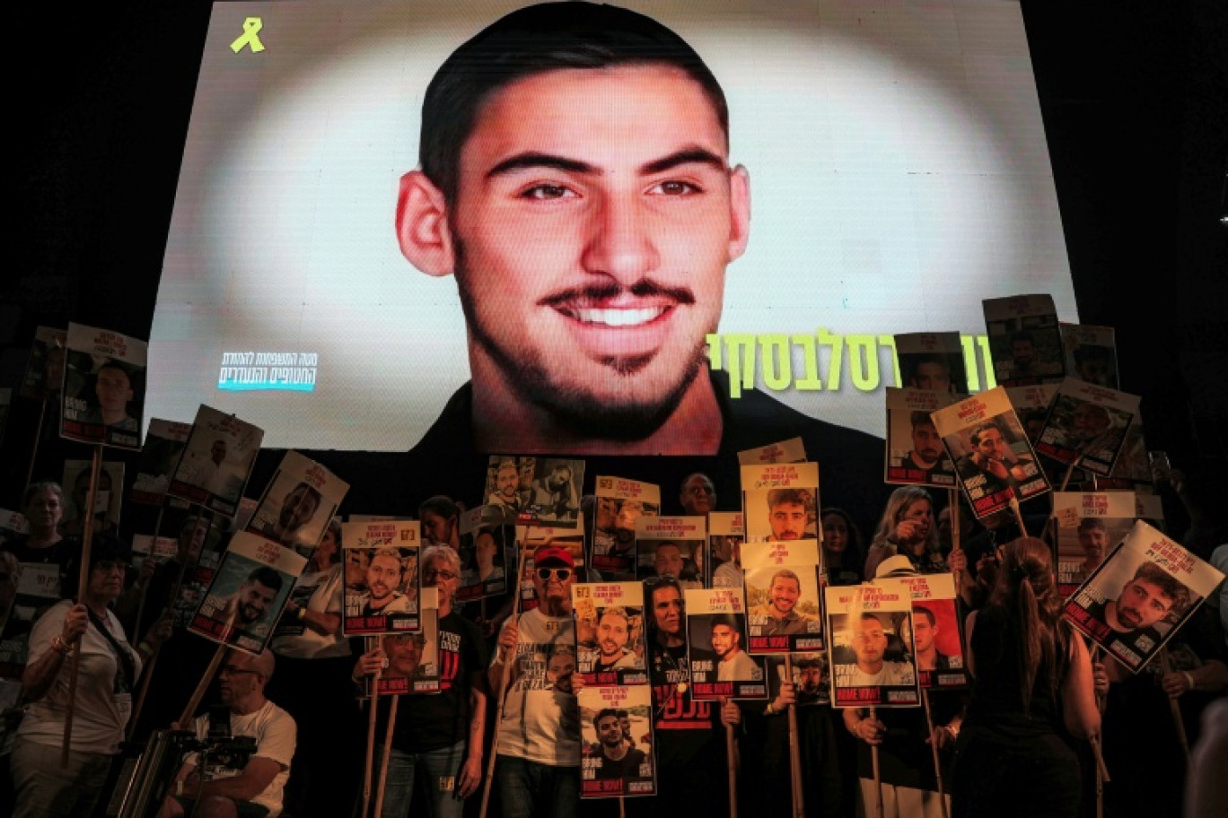 Photo de Rom Braslavski projetée sur un écran lors d'une manifestation des familles d'otages, à Tel-Aviv le 9 août 2025 © Jack GUEZ