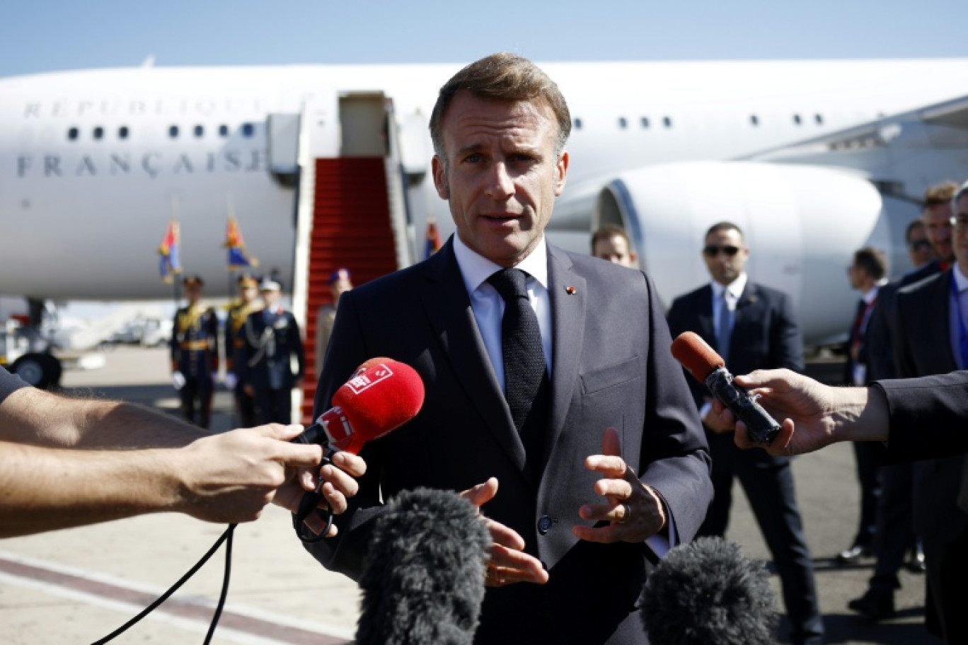 Le président français Emmanuel Macron s'adresse à la presse à son arrivée au sommet sur Gaza à Charm el-Cheikh, en Égypte, le 13 octobre 2025 © Yoan VALAT